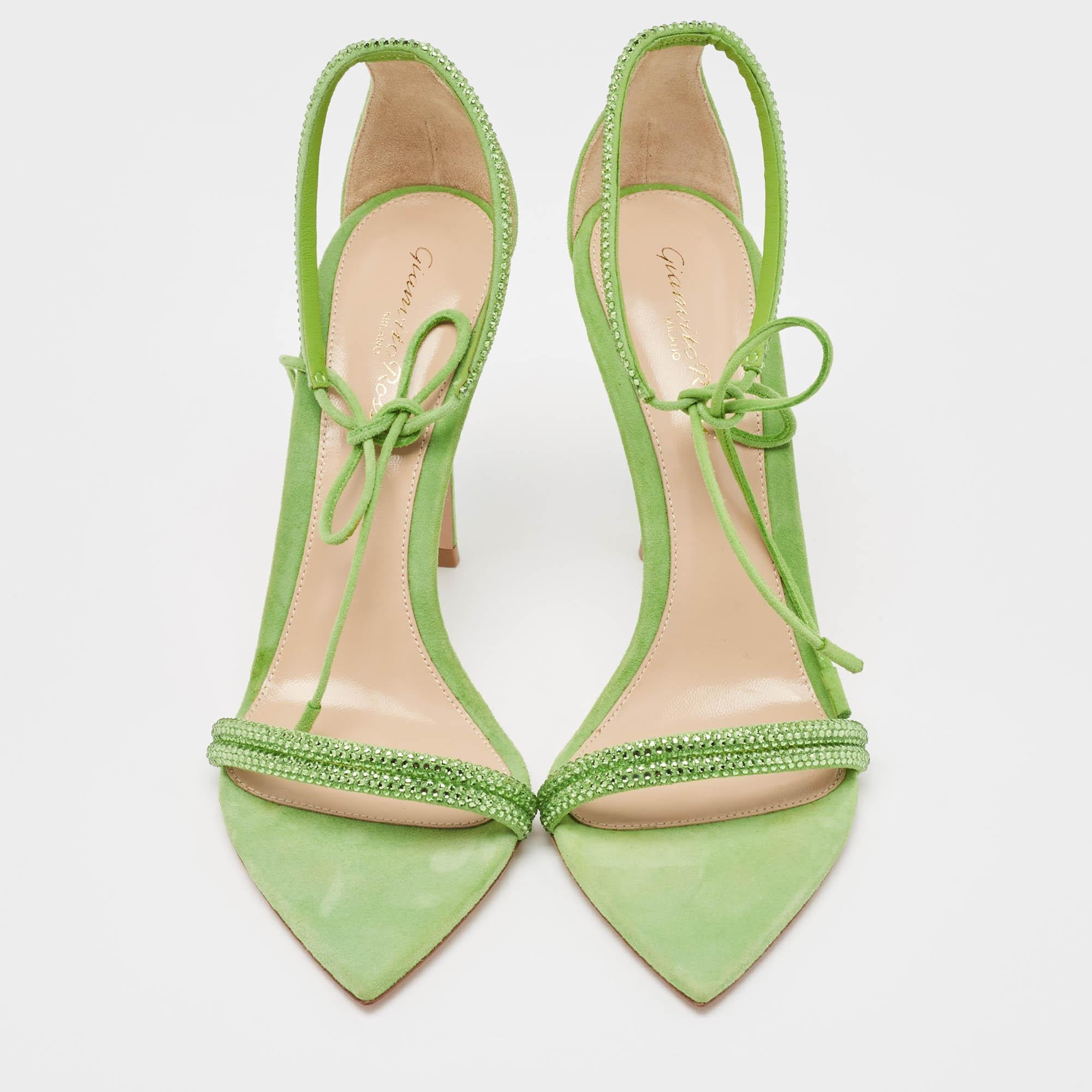 In elegante pelle scamosciata verde, i sandali Montecarlo di Gianvito Rossi emanano un fascino sicuro. I delicati cinturini abbracciano graziosamente il piede, mentre il tacco robusto garantisce stabilità e stile. Con una lavorazione impeccabile e