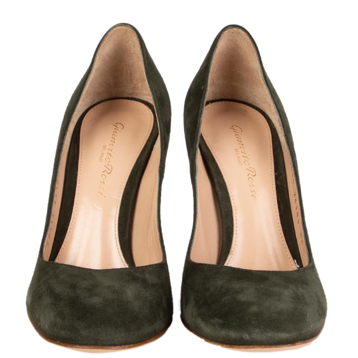 100% authentische Gianvito Rossi Florence runde Zehenpumps aus olivgrünem Wildleder. Brandneu.

Messungen
Aufgedruckte Größe	36
Schuhgröße	36
Innensohle	23,5 cm (9,2 Zoll)
Breite	7cm (2.7in)
Ferse	10cm (3.9in)

Alle unsere Angebote umfassen nur den