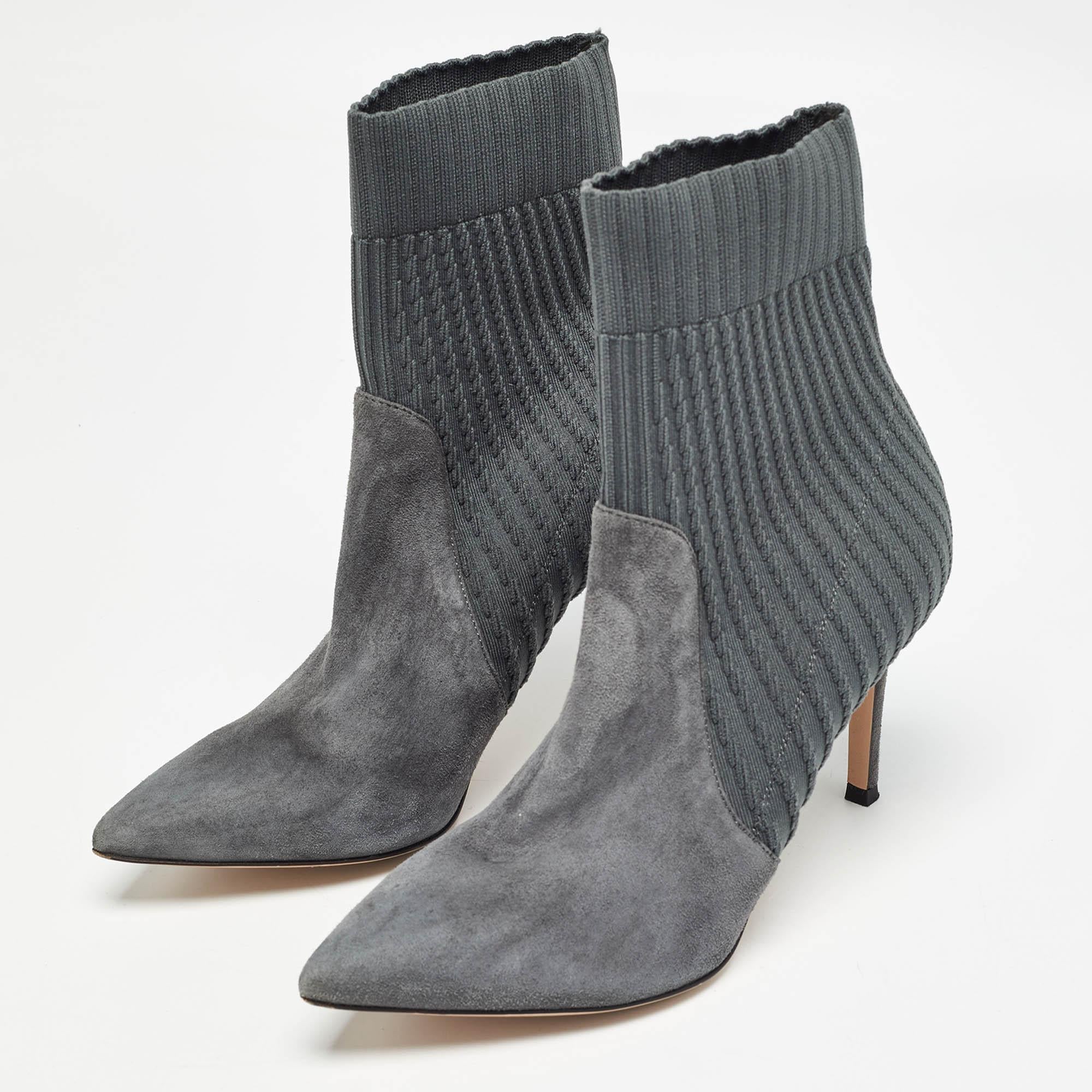Les bottes sont un élément essentiel de votre garde-robe et ces bottes fabriquées dans des matériaux de qualité supérieure sont un excellent choix. Offrant le meilleur du confort et du style, cette paire à semelle robuste sera parfaite avec une robe