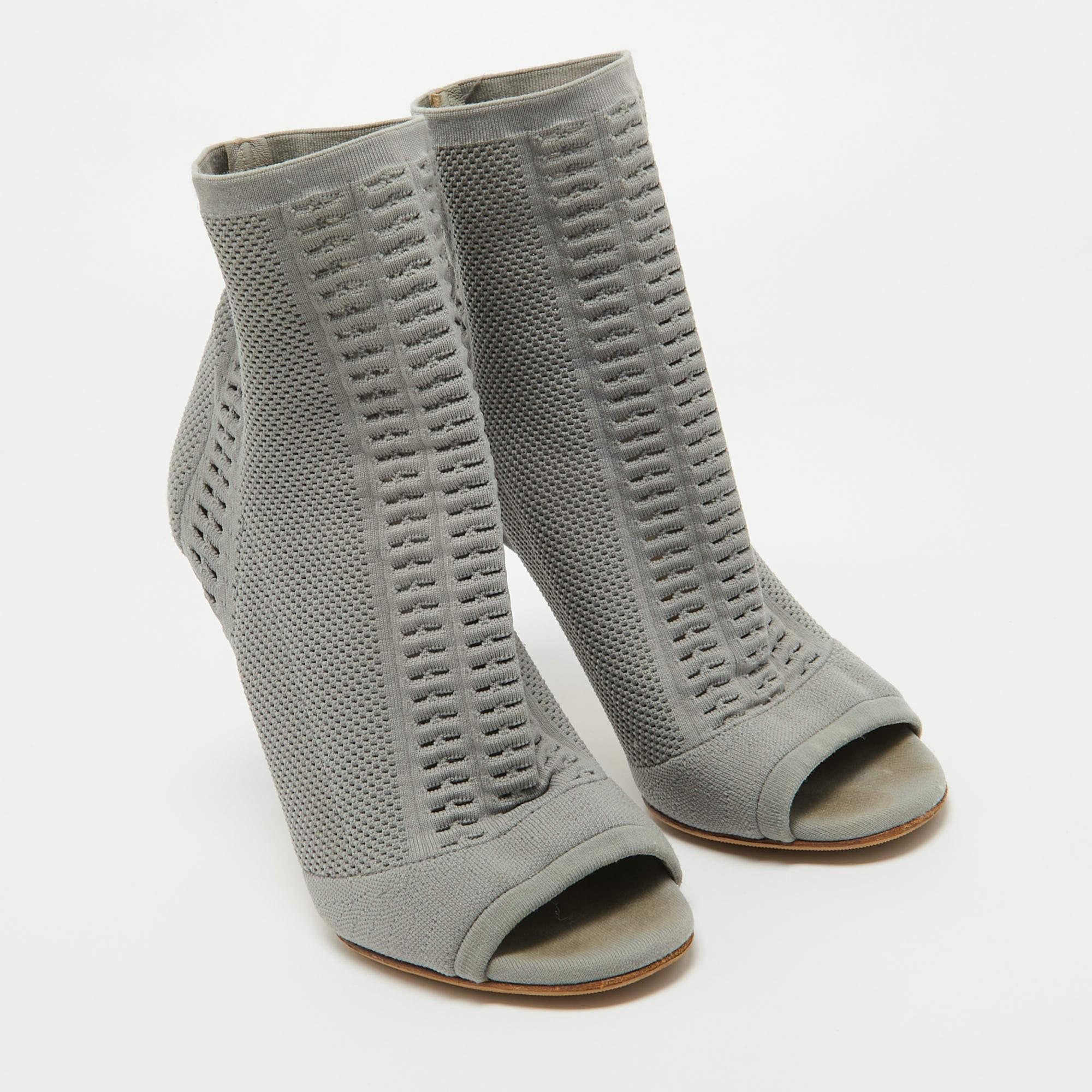 Gianvito Rossi - Bottines à bout ouvert en tissu gris taille 38 Bon état - En vente à Dubai, Al Qouz 2