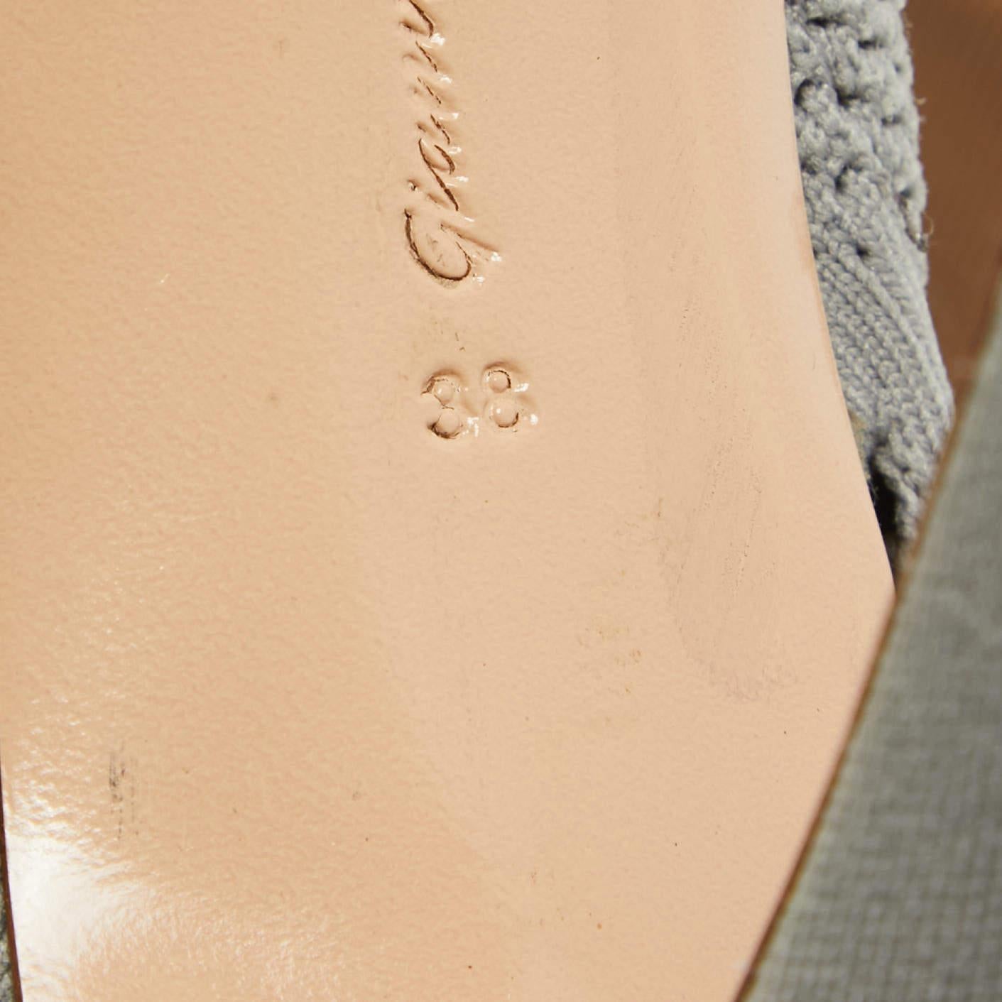 Gianvito Rossi - Bottines à bout ouvert en tissu gris taille 38 en vente 3