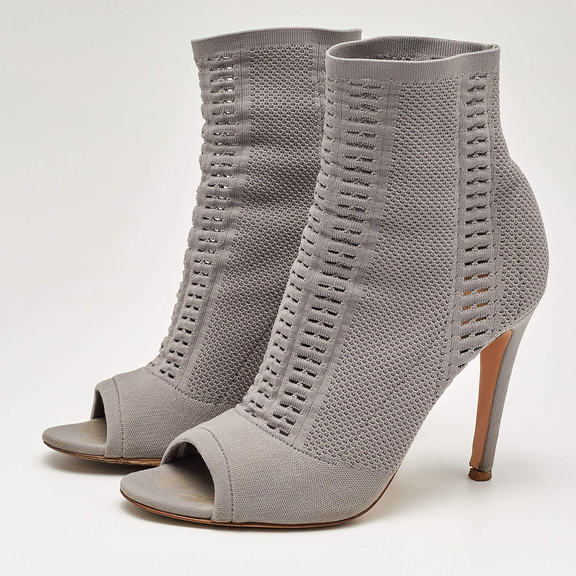 Profitez des journées les plus branchées avec ces bottines élégantes. D'une conception et d'une fabrication modernes, ils sont conçus pour vous offrir confort et élégance.