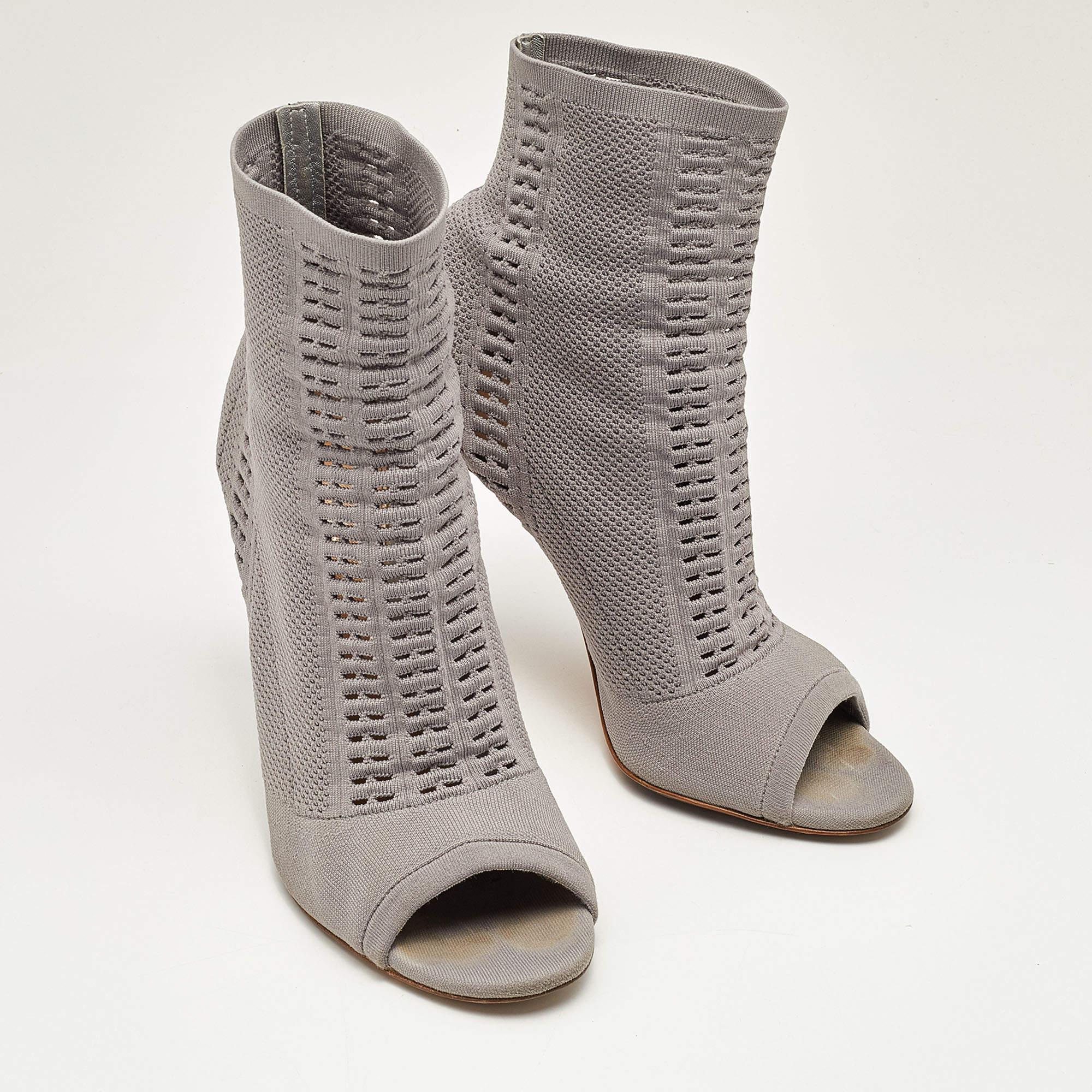 Gianvito Rossi Bottines Vires en tricot gris taille 40,5 Bon état à Dubai, Al Qouz 2