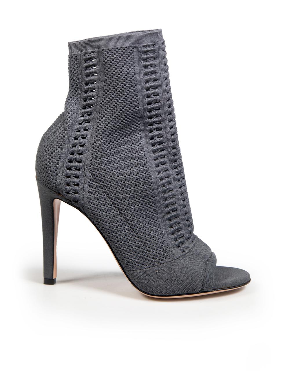 CONDITION est Jamais porté. Aucune usure visible des bottes n'est évidente, cependant, en raison d'une mauvaise fabrication, il y a des résidus de colle entre le talon et le corps principal de la chaussure sur ce sur ce nouvel article de revente de