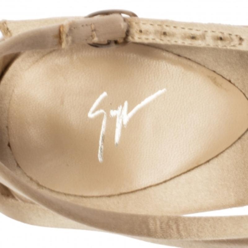 Beige Gianvito Rossi - Sandales à lanières embellies en satin gris, taille 37 en vente