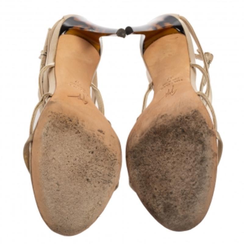 Gianvito Rossi - Sandales à lanières embellies en satin gris, taille 37 État moyen - En vente à Dubai, Al Qouz 2