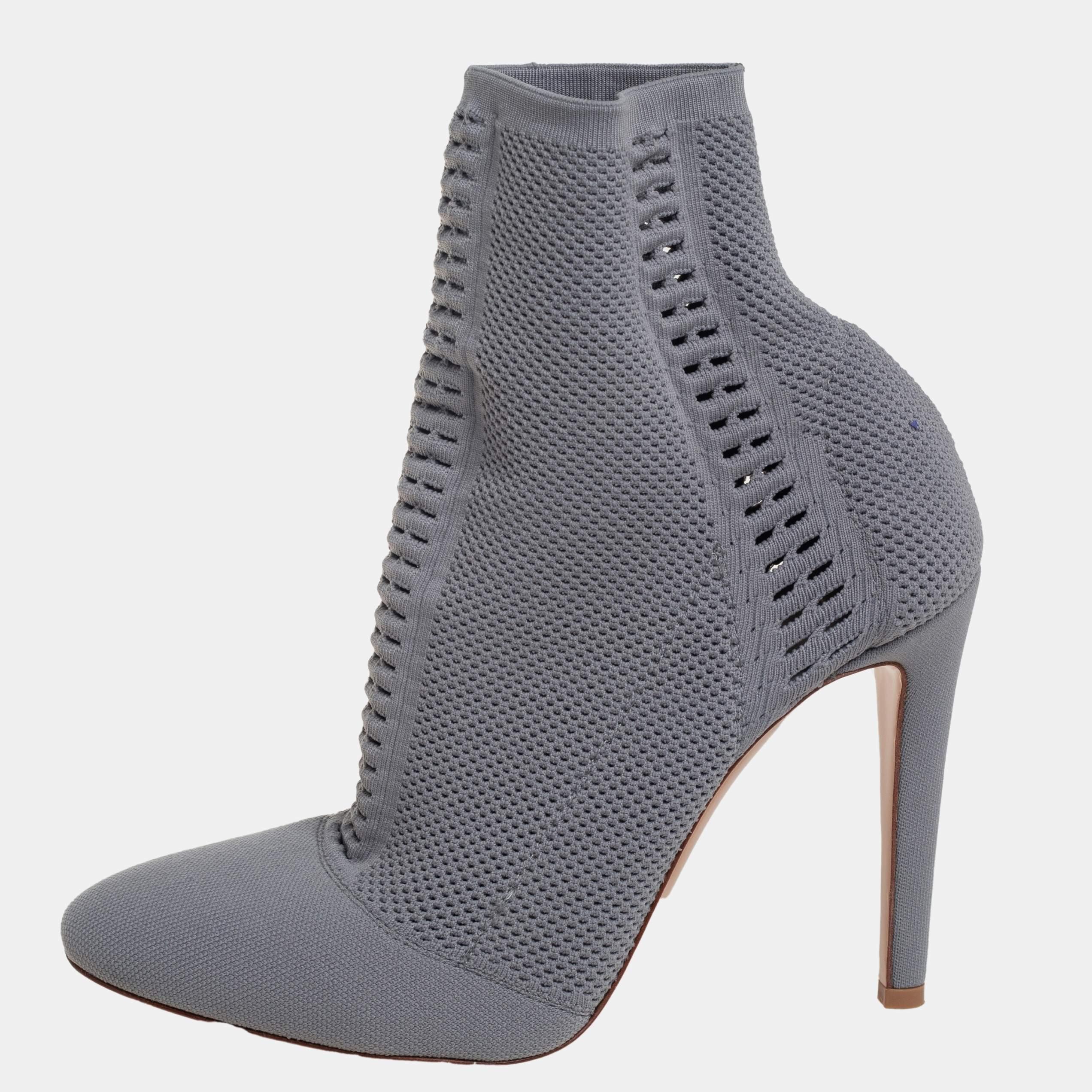 These Thurlow boots from Gianvito Rossi are crafted with finesse and lend an aura of sophistication to your look. Crafted from stretch knit in a grey shade, these stylish boots are adorned with almond toes and high heels. Breathable and chic, they