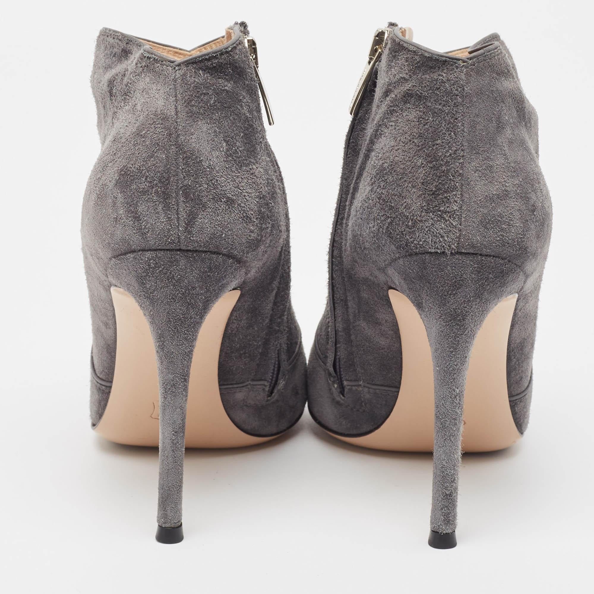 Women's Gianvito Rossi Grey Suede Ankle Boots Size 37.5 For Sale