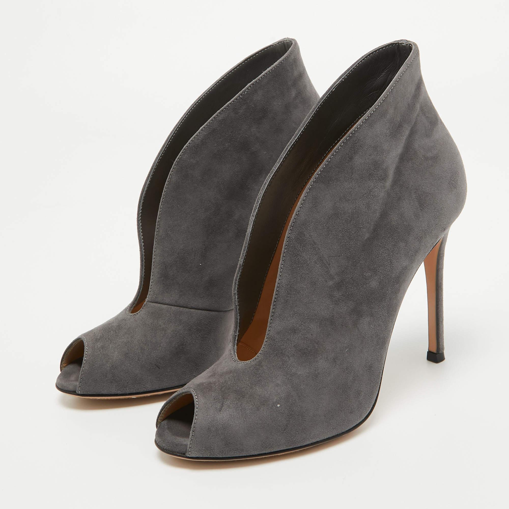 Elevate your ensemble with these Gianvito Rossi heels for women. Meticulously crafted, they combine luxury and comfort, creating a statement pair that's both fashionable and fabulous for every occasion.