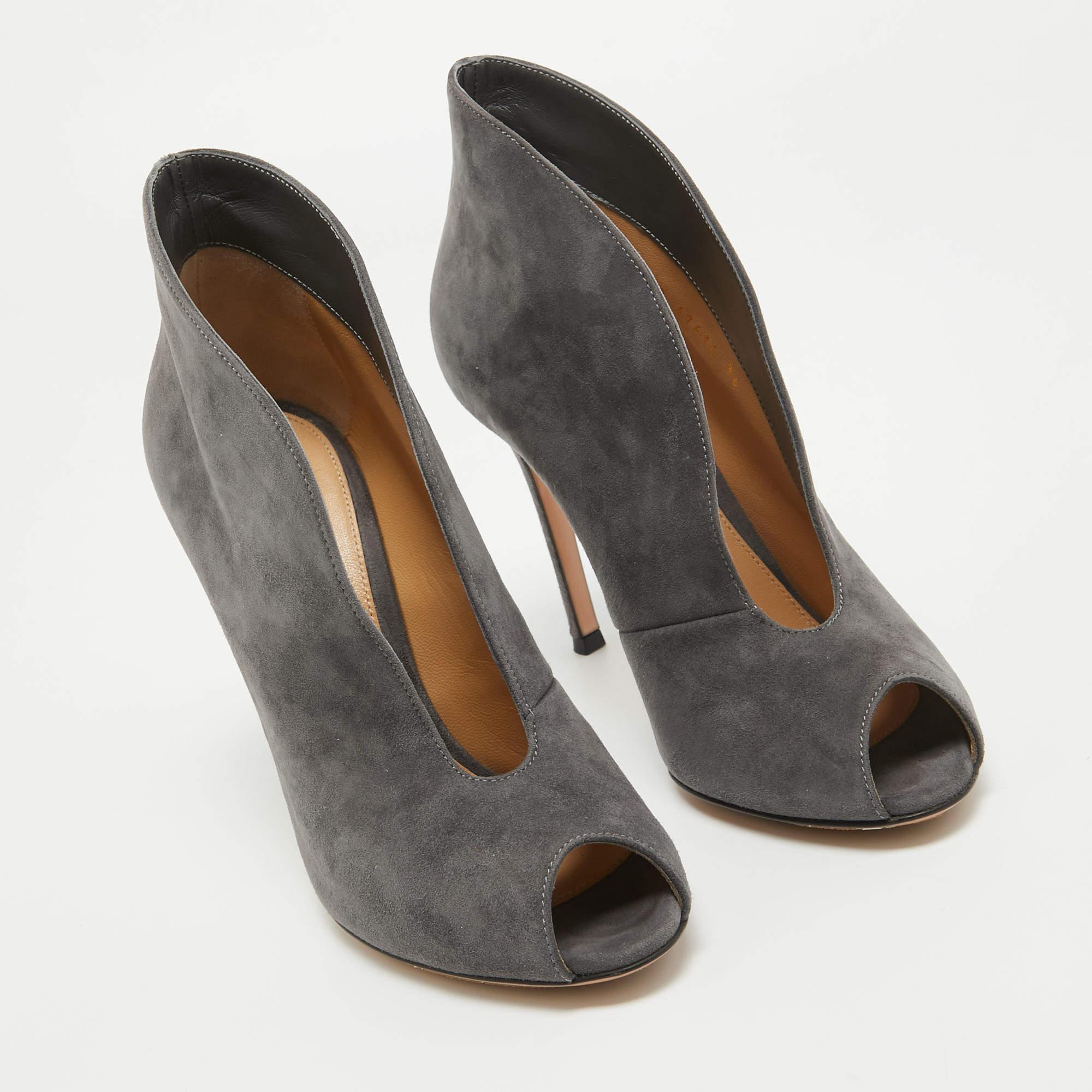 Gianvito Rossi Grey Suede V Neck Peep Toe Booties Size 36 In Good Condition In Dubai, Al Qouz 2