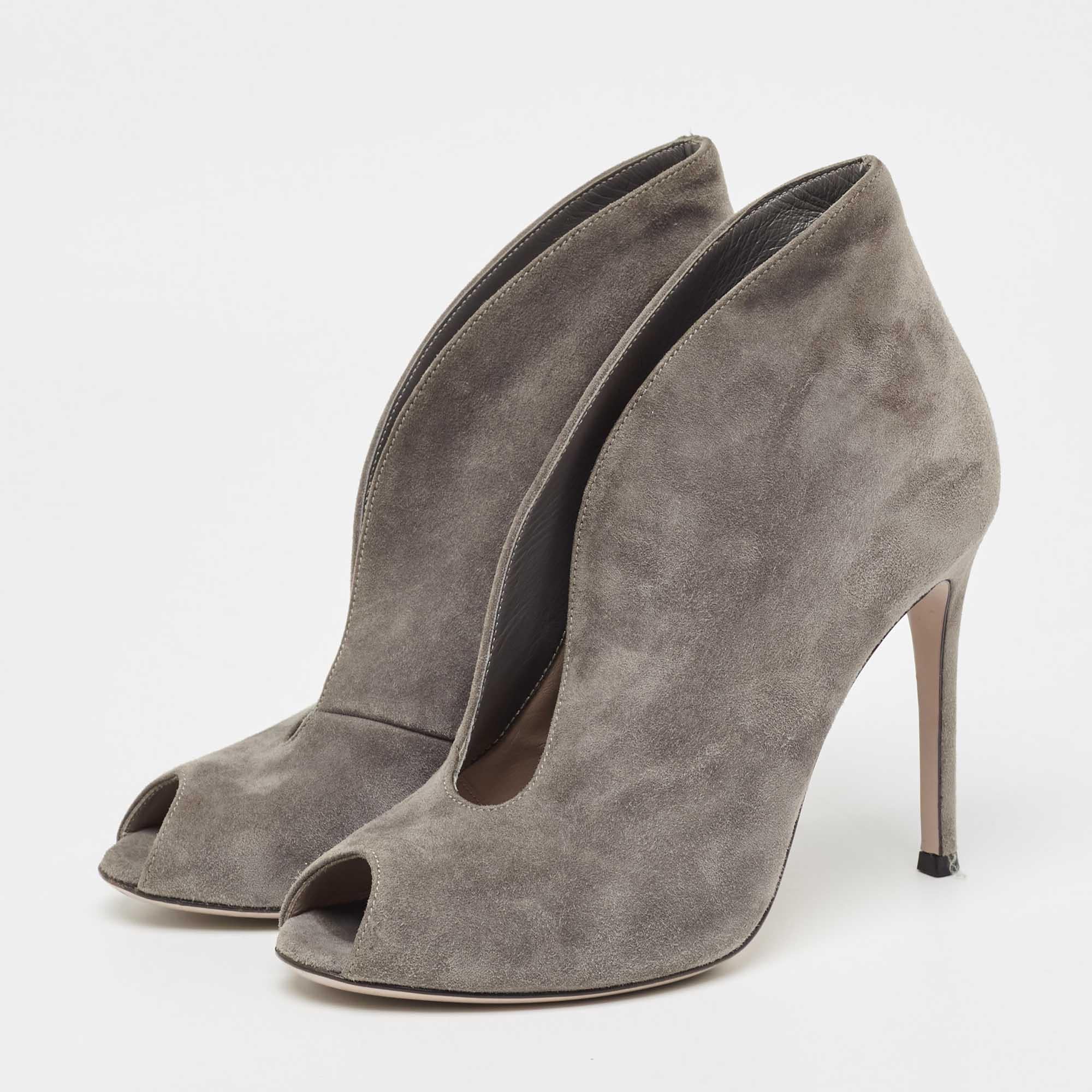 Disfruta de los días más fashion con estos elegantes botines. De diseño y fabricación modernos, están hechos para que te sientas cómoda y chic

