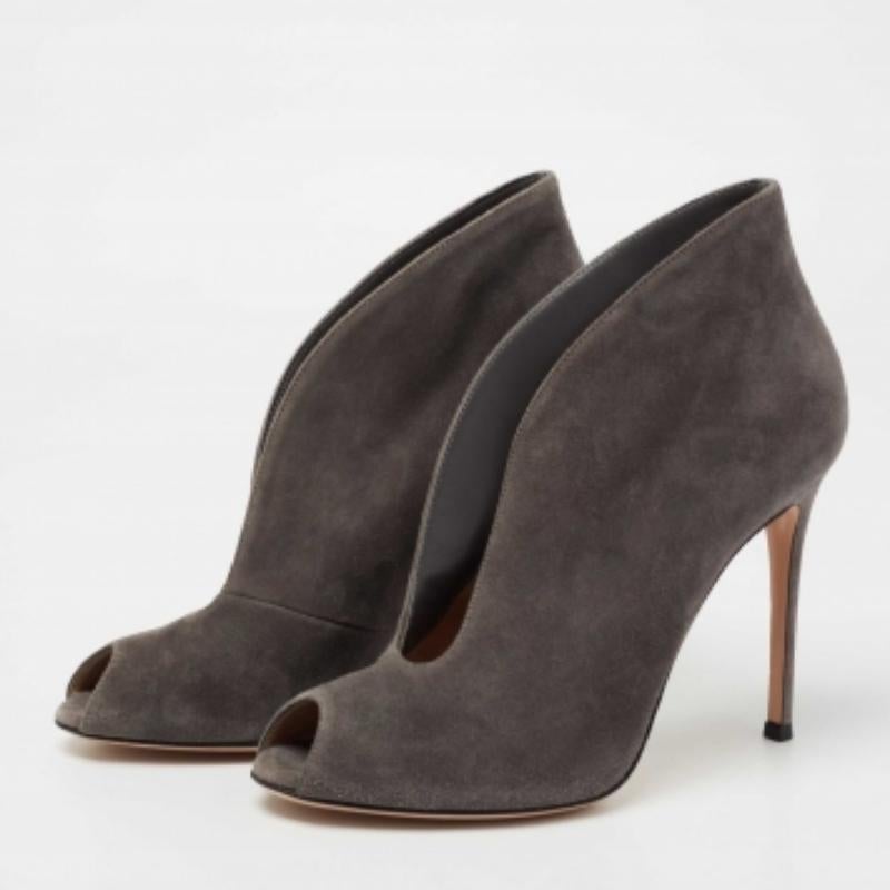 The artistic cut on the upper of these Gianvito Rossi booties will lend you a peek of your feet. Created from suede, they are cut into a peep-toe silhouette with 11 cm heels and a slip-on fitting.