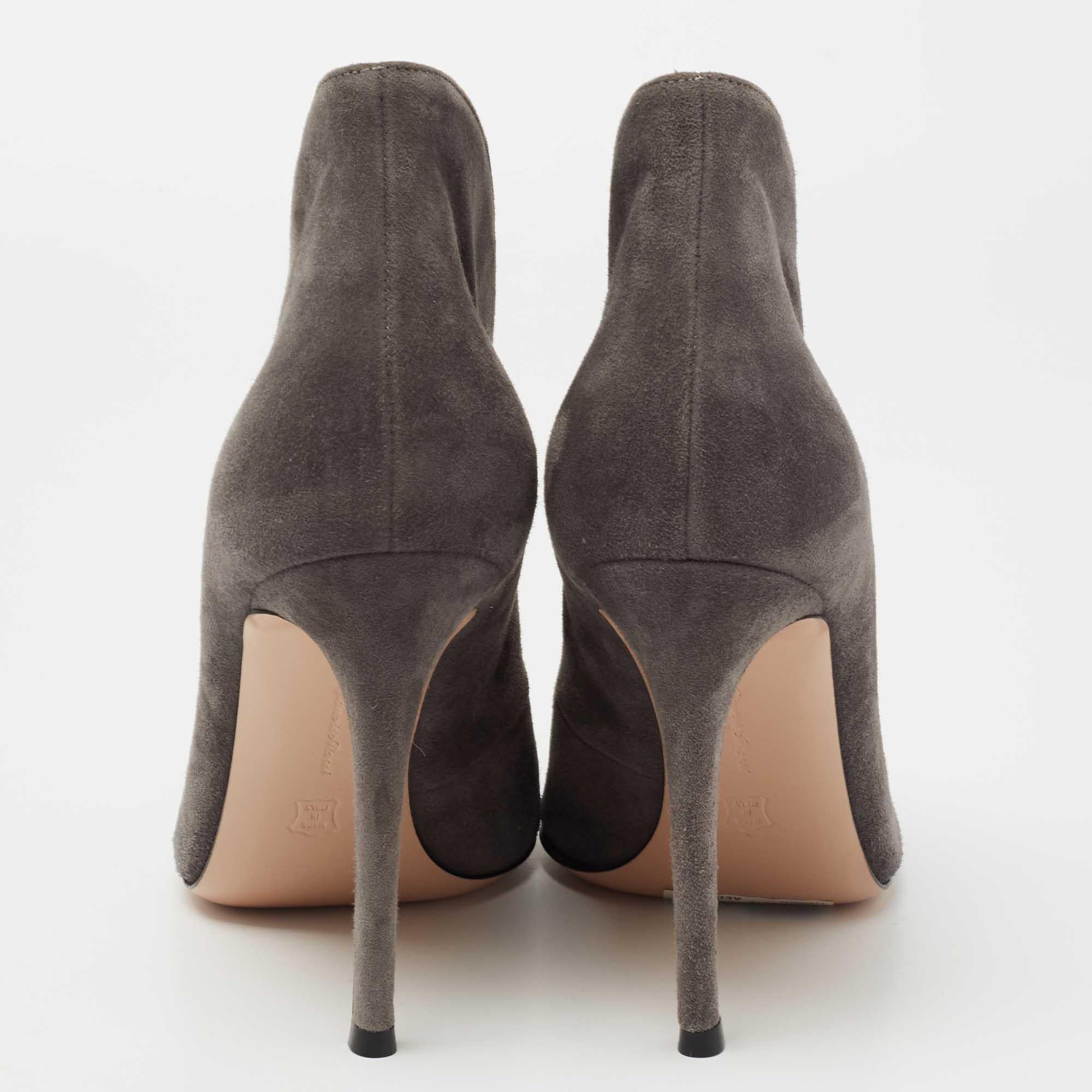 The artistic cut on the upper of these Gianvito Rossi booties will lend you a peek of your feet. Created from suede, they are cut into a peep-toe silhouette with 11 cm heels and a slip-on fitting.

