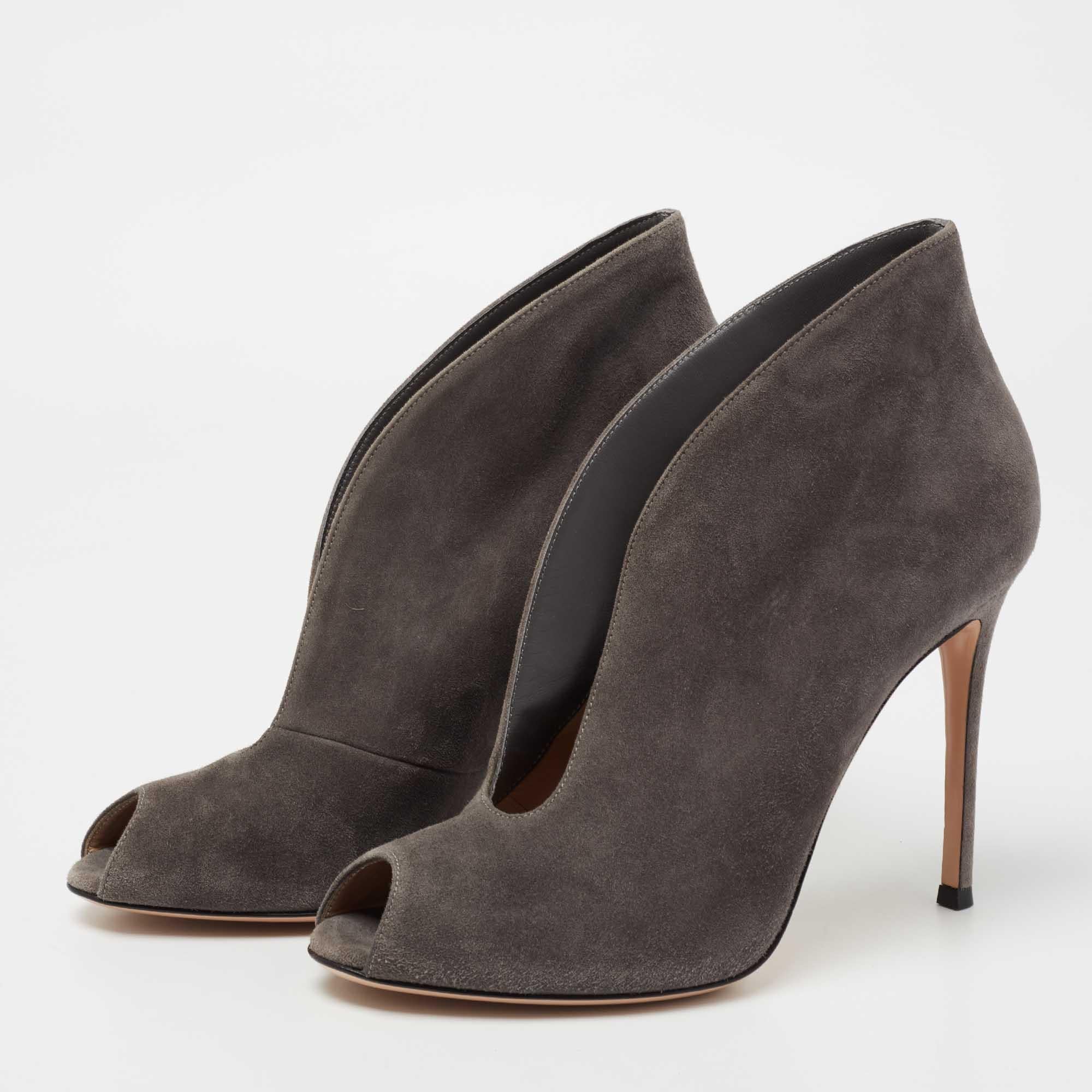 Gianvito Rossi Grey Suede Vamp Peep Toe Booties Size 39.5 In New Condition For Sale In Dubai, Al Qouz 2