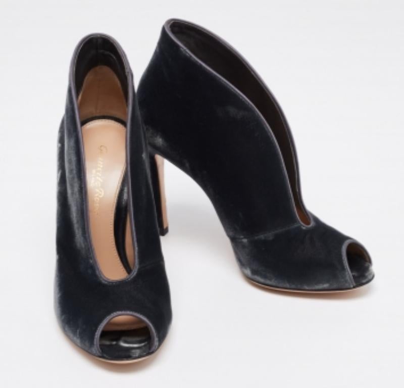 Gianvito Rossi combina a la perfección una silueta sensual con un toque atemporal para crear estos botines de terciopelo. La silueta peep-toe está fabricada en Italia y decorada con cuellos curvados y elevados por altísimos tacones de aguja.