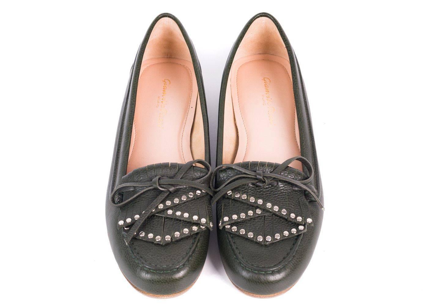 Brand New Gianvito Rossi Tassel Loafers
Original Box Included
Retails In-Store & Online for $675
Size IT37 / US7


Gianvito Rossi continues to bridge Italian glamour and high-end craftsmanship with a modern aesthetic for your everyday wear. The
