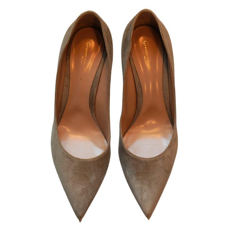 Un fabuloso par de zapatos de salón de Gianvito Rossi
Fabricado en Italia
Talla EU 41.5
Altura del tacón de 5 cm
Excelente estado. Las suelas de los zapatos indican que no se han usado. 
