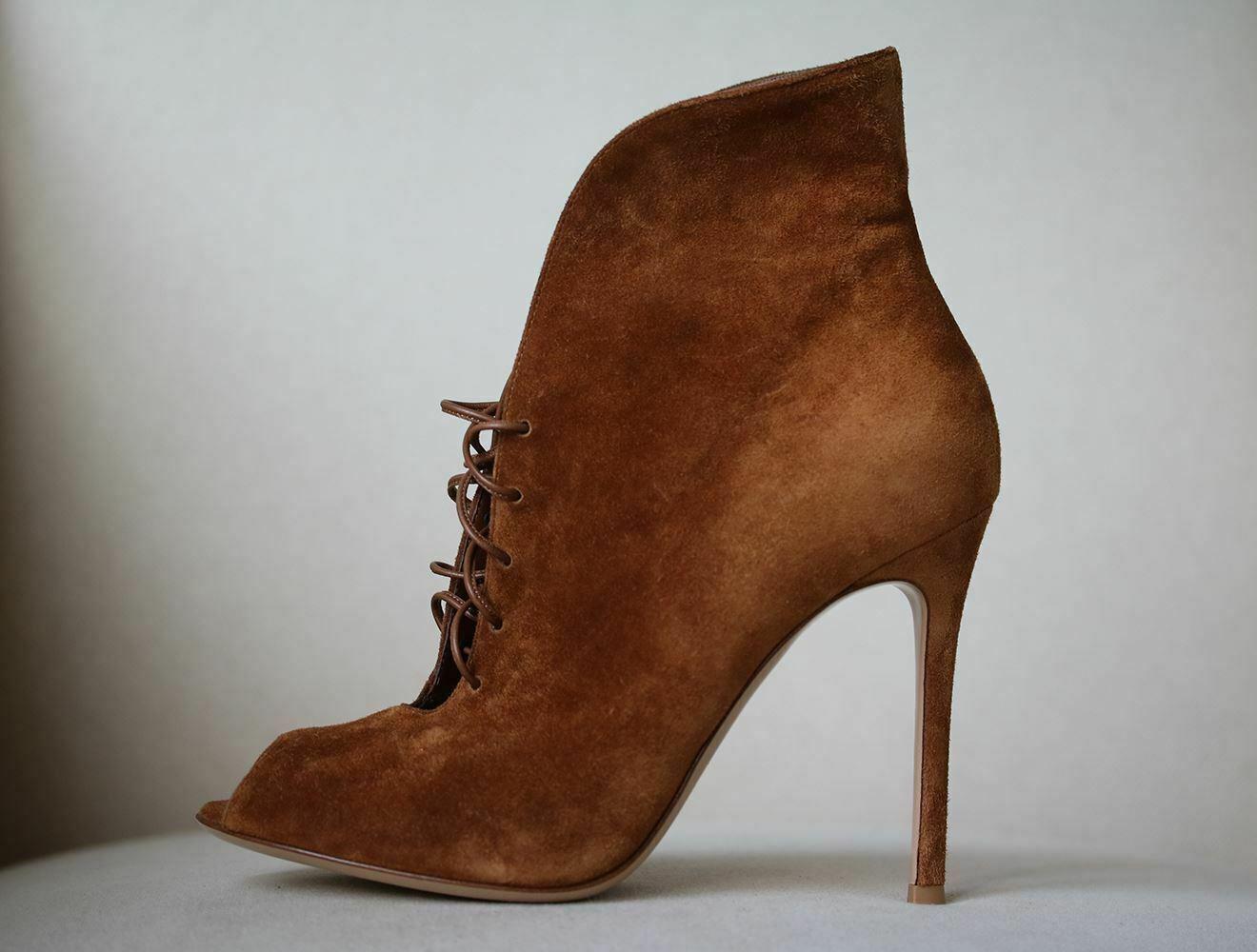 A staple addition to your footwear collection, these Jane boots from Gianvito Rossi give a nod to the label’s signature style. Crafted with a suede upper and stiletto heel. This peep-toe pair features a plunging vamp and wrap-around laces. Heel