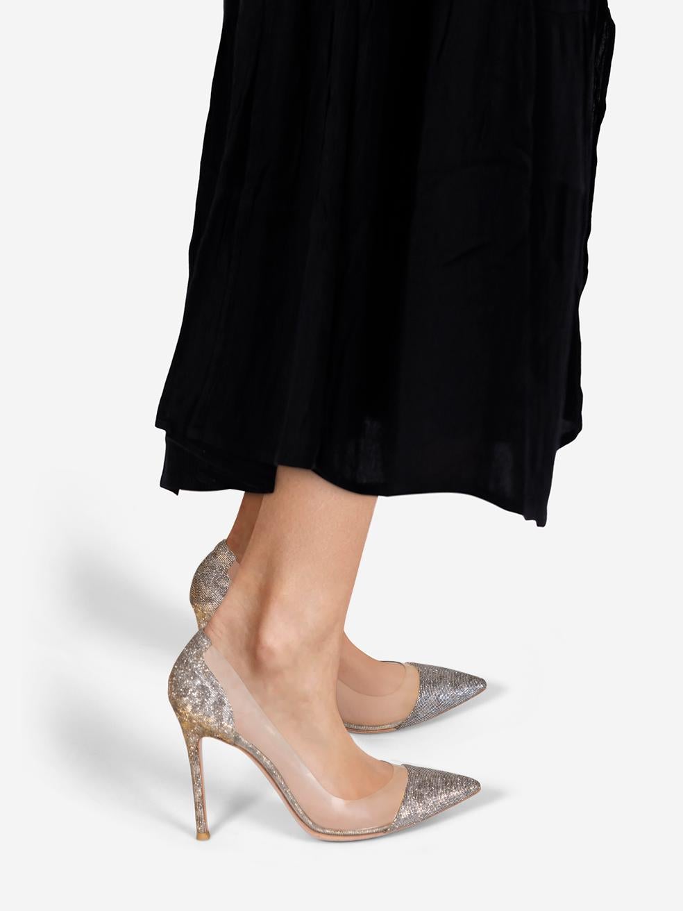 L'ÉTAT est très bon. L'usure des talons est minime. Marques sur les deux côtés de la chaussure droite sur ce Gianvito Rossi designer occasion article de revente.
 

 

 

 Détails
 

 

 Multicolore - or, argent
 

 Tissu et pvc
 

 Pompes
 

