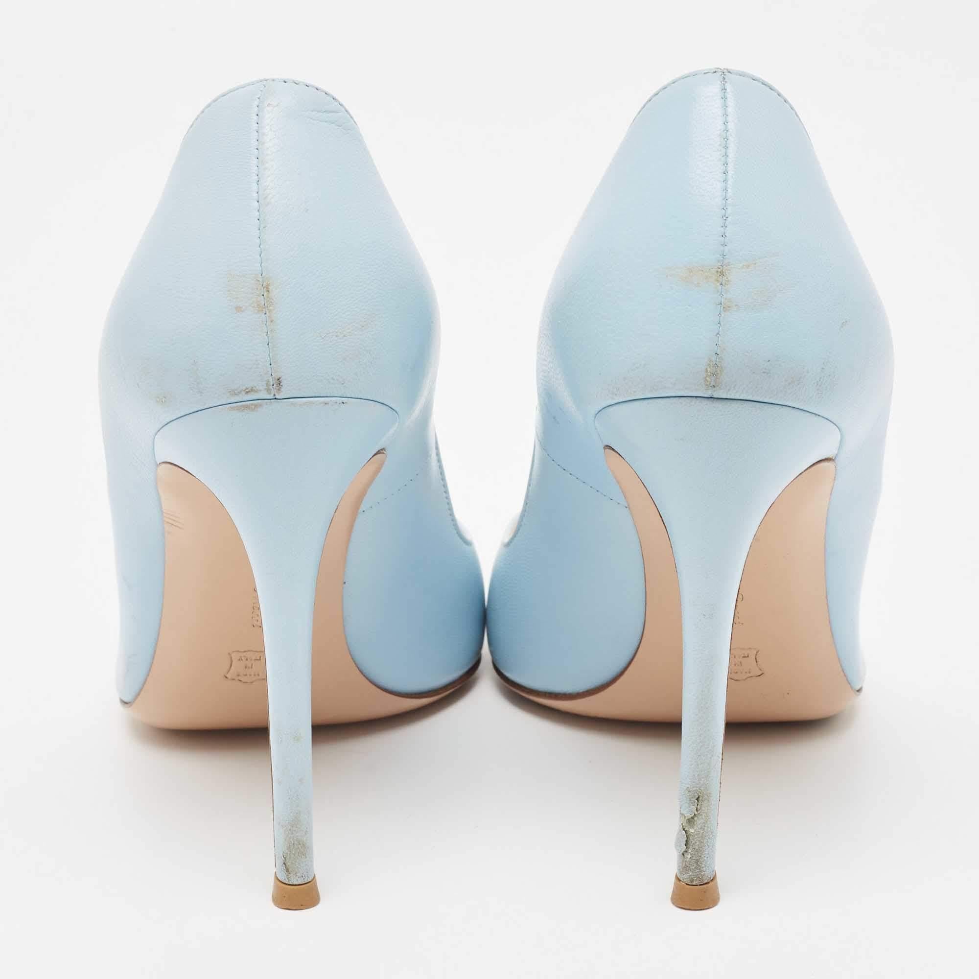 Women's Gianvito Rossi Light Blue Leather Pointed Toe Pumps Size 39 For Sale