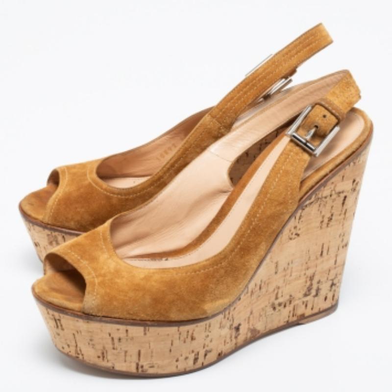 Diese wunderschönen Sandalen von Gianvito Rossi wurden mit viel Liebe entworfen und hoffen, dass sich jede Frau in ihnen wie eine Prinzessin fühlen kann. Die schöne hellbraune Farbe verleiht den Wildleder-Sandalen eine verträumte Qualität und macht