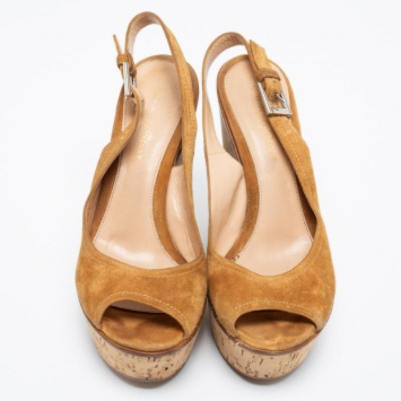 Gianvito Rossi Hellbraune Keilsandalen aus Wildleder Größe 38 im Zustand „Relativ gut“ im Angebot in Dubai, Al Qouz 2