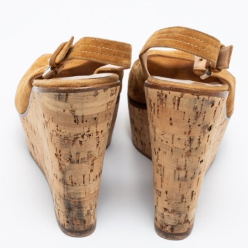 Gianvito Rossi Hellbraune Keilsandalen aus Wildleder Größe 38 im Angebot 3