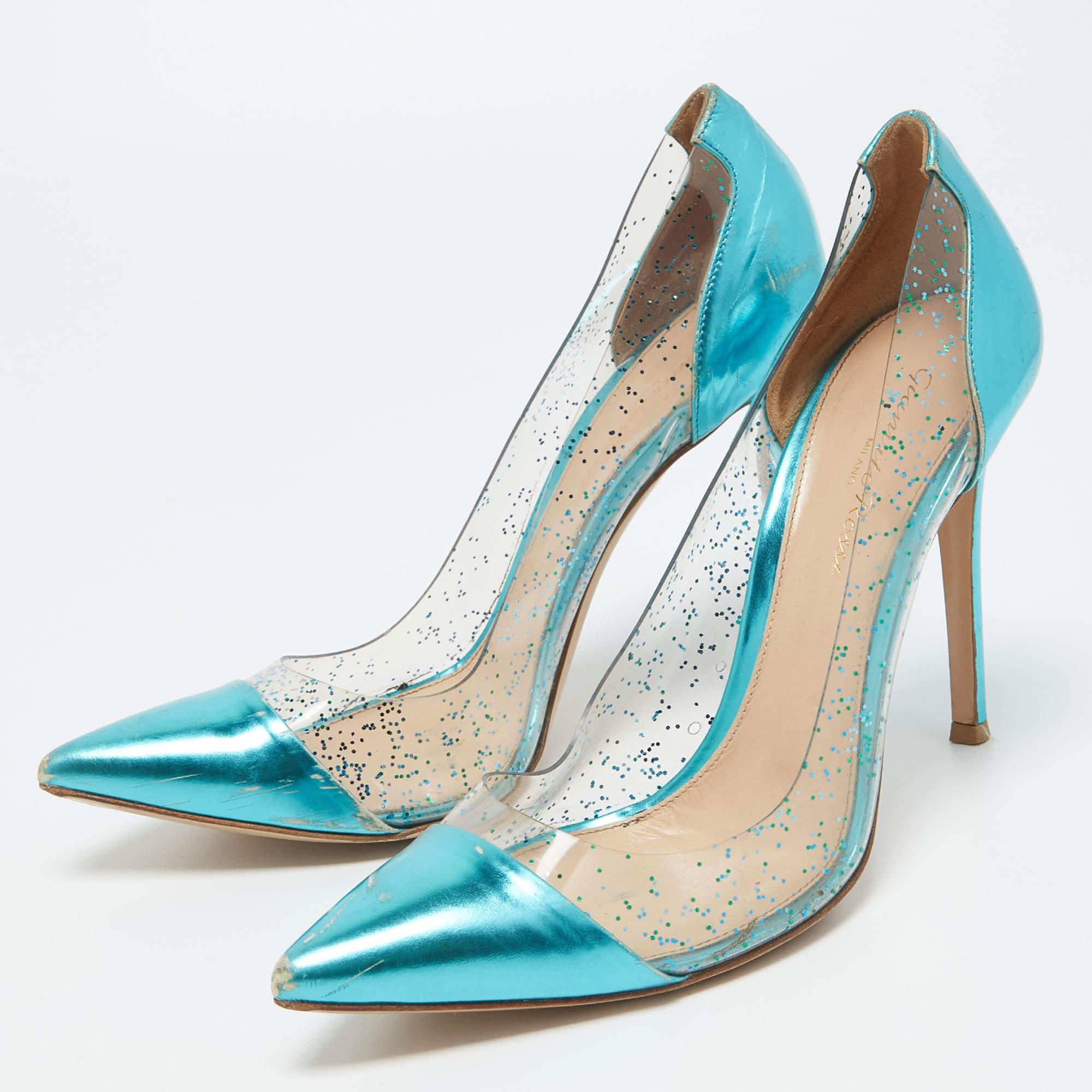 Exhibit an elegant style with this pair of pumps. These Gianvito Rossi shoes for women are crafted from quality materials. They are set on durable soles and sleek heels.