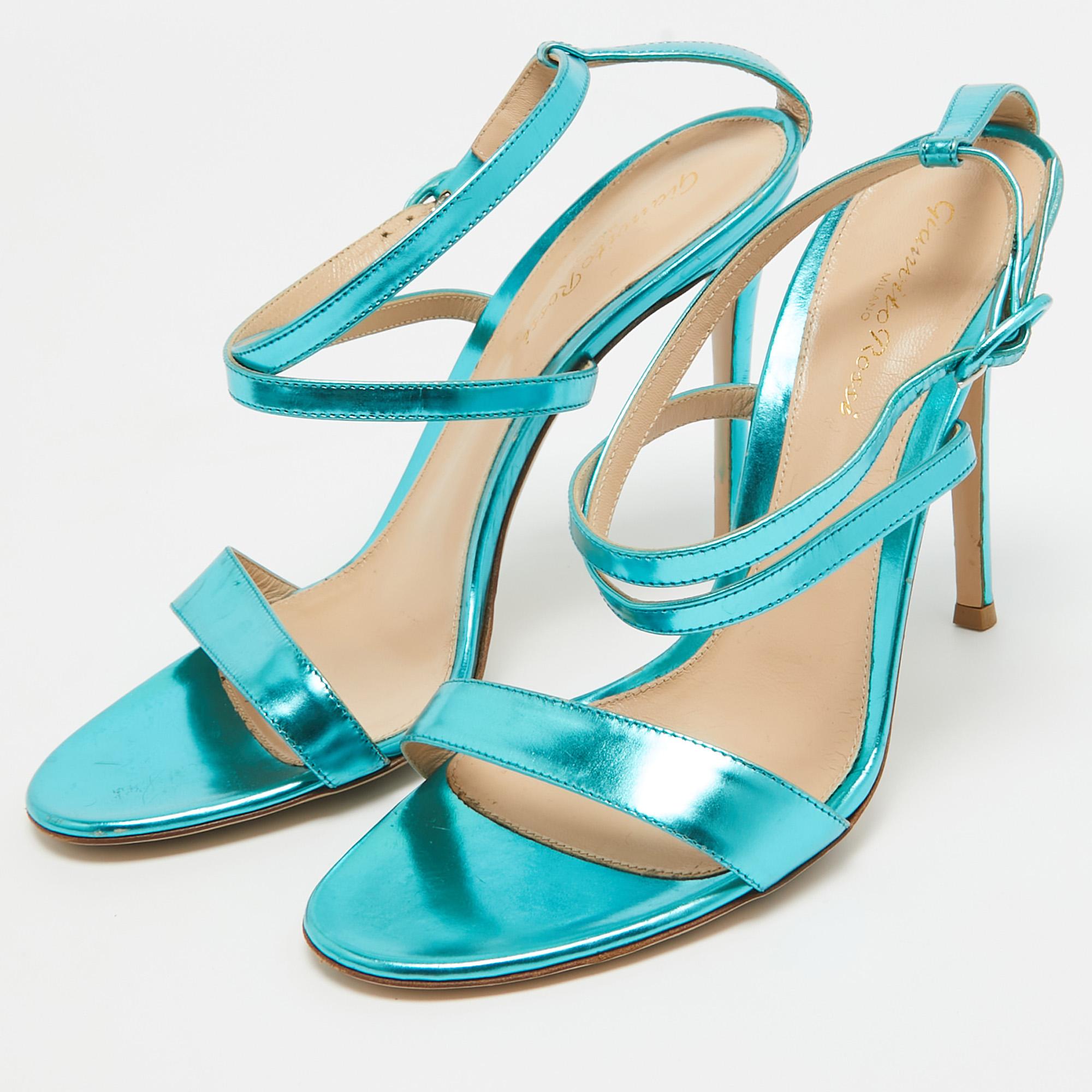 These sandals will frame your feet in an elegant manner. Crafted from quality materials, they display a classy design and comfortable insoles.