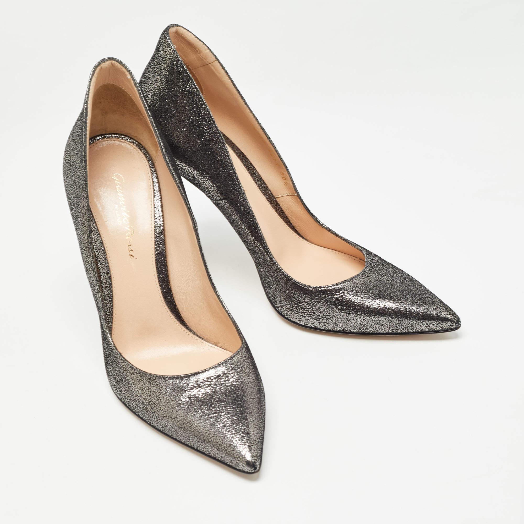 Gianvito Rossi Metallic Grey Glitter Suede Gianvito Pumps Size 38.5 In Good Condition In Dubai, Al Qouz 2