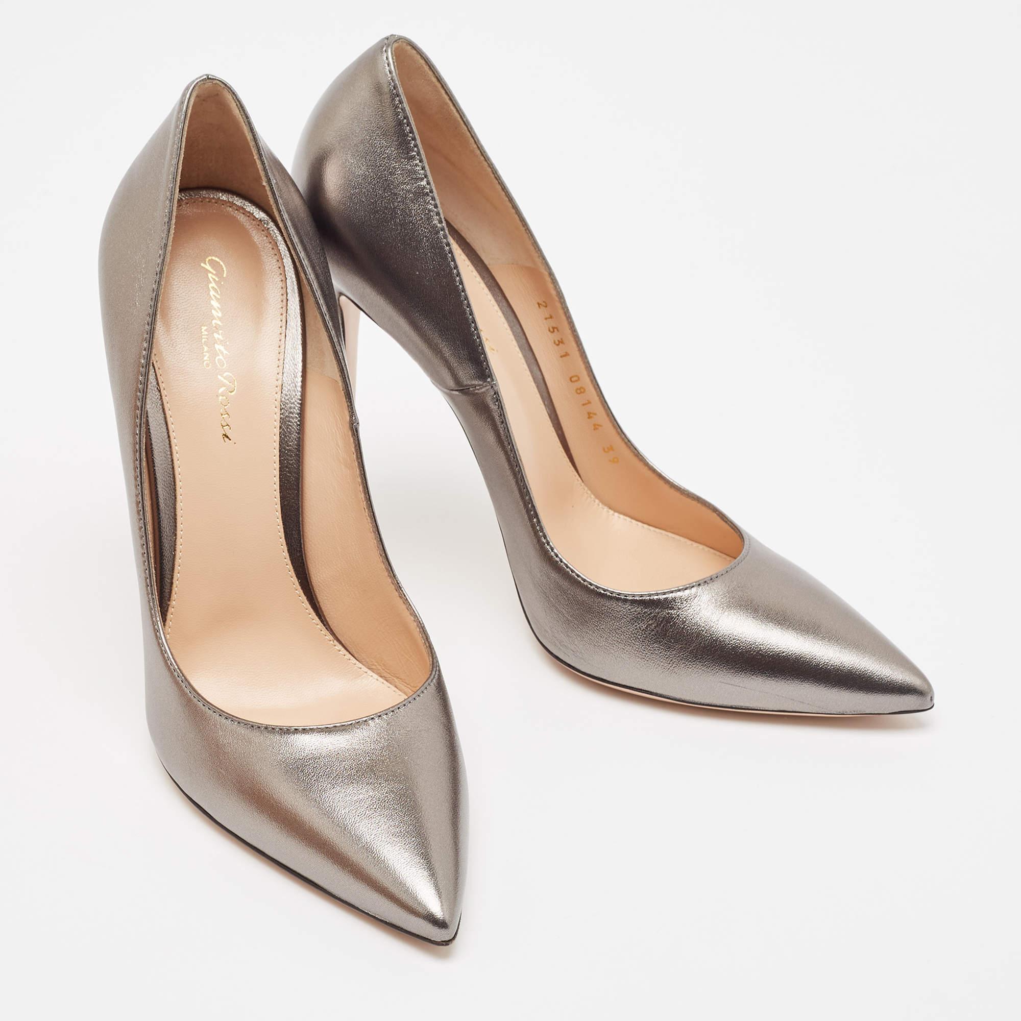 Gianvito Rossi Bombas de punta de cuero gris metalizado Talla 39 en Bueno Estado en Dubai, Al Qouz 2