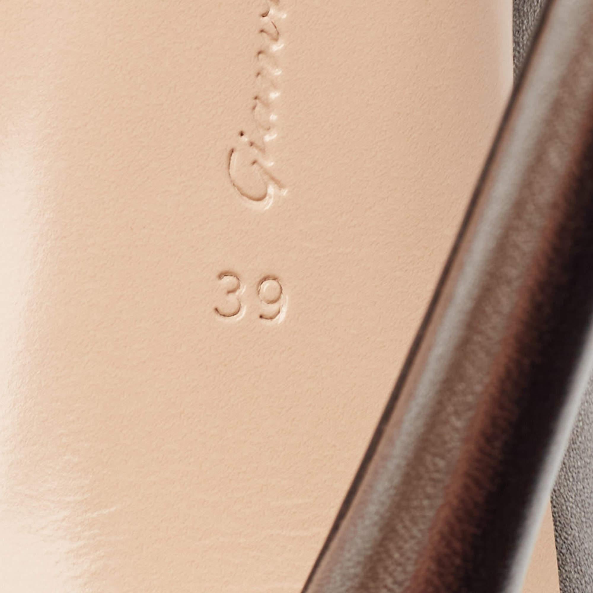 Gianvito Rossi Bombas de punta de cuero gris metalizado Talla 39 3