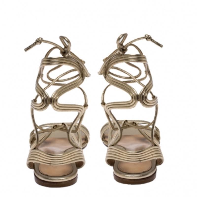 Gianvito Rossi Metallic Gladiator Knöchellange flache Sandalen aus Leder Größe 35.5 im Angebot 1