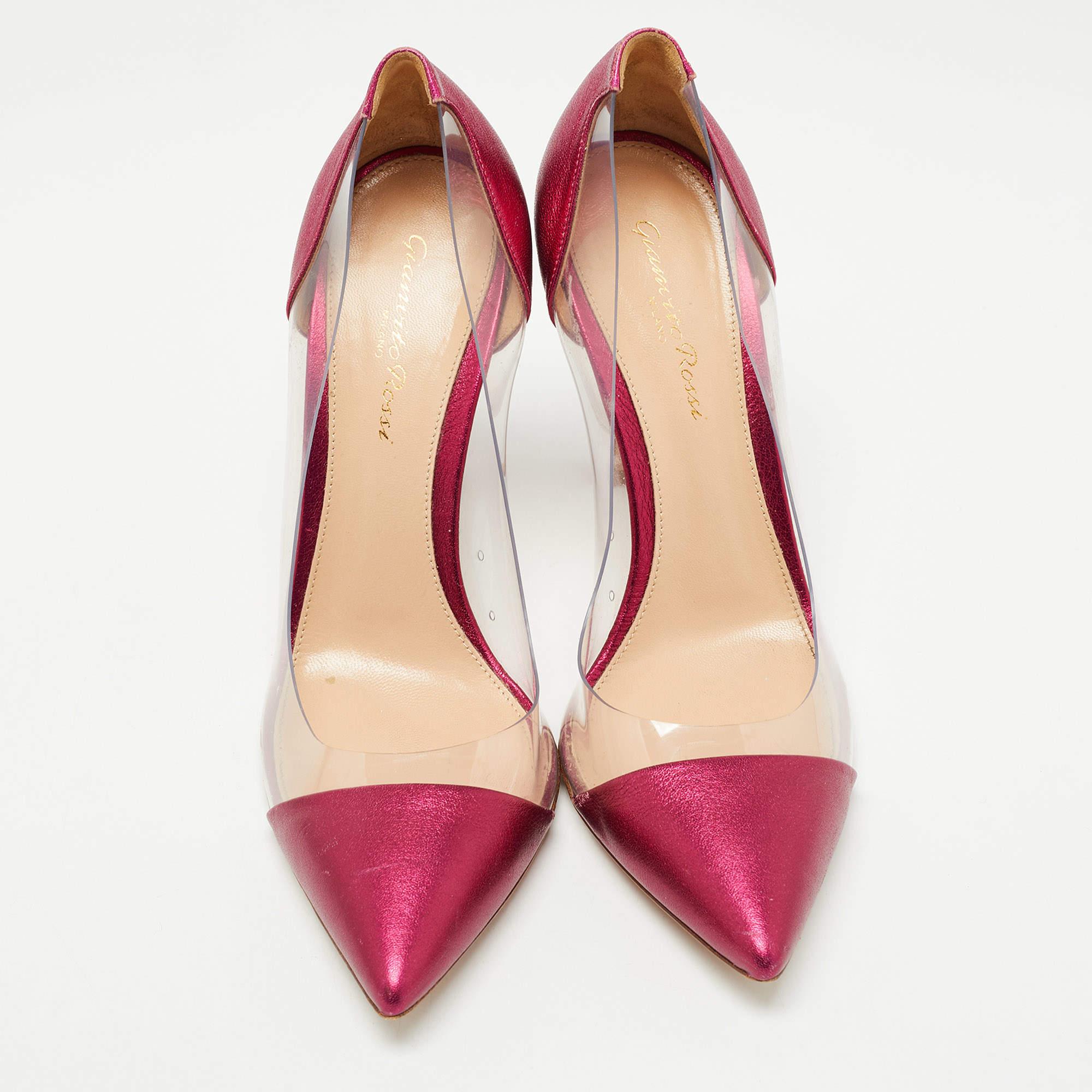 Exhibit an elegant style with this pair of pumps. These Gianvito Rossi shoes for women are crafted from quality materials. They are set on durable soles and sleek heels.

