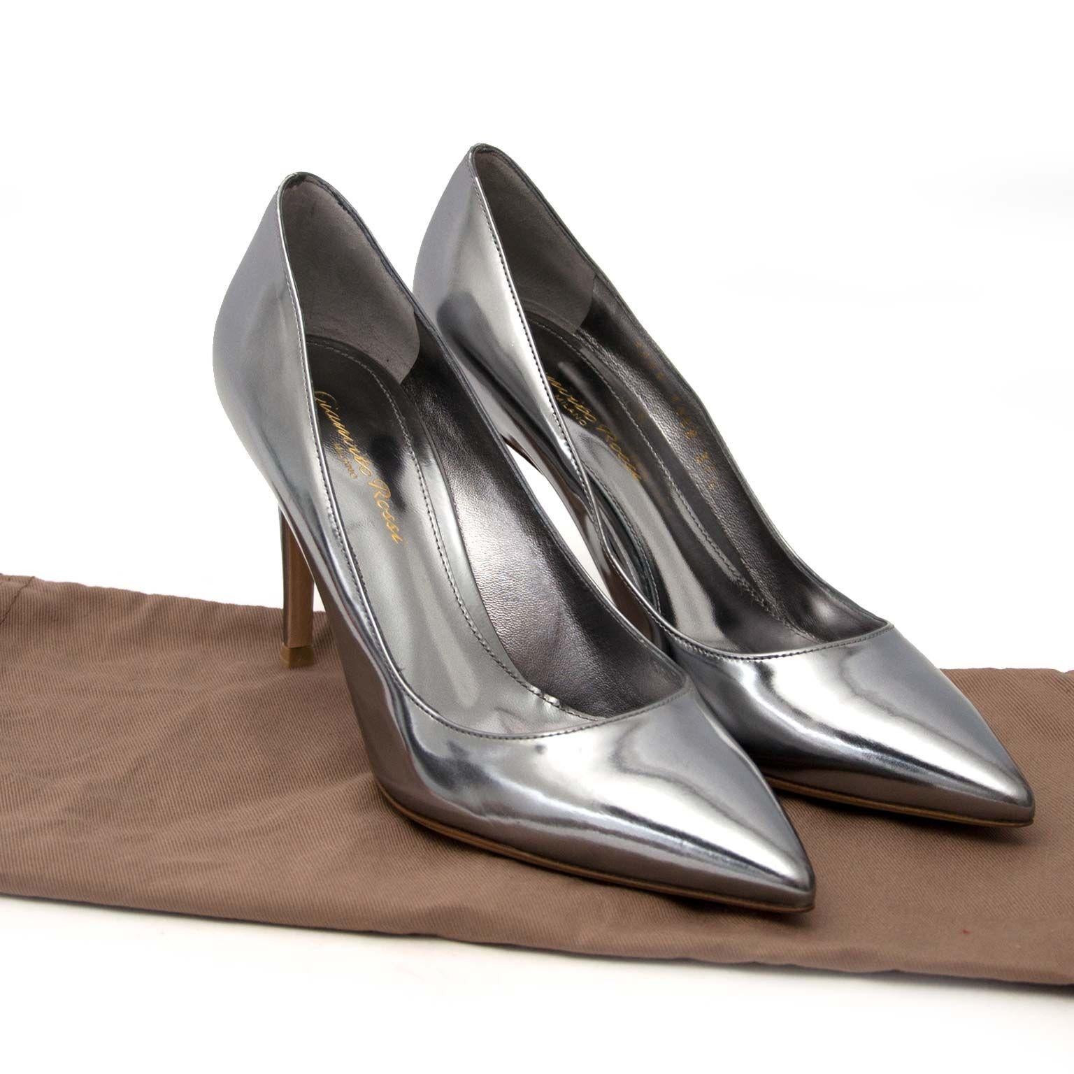 *NEVER WORN*

Estimated retail price: €560

Gianvito Rossi Metallic Pumps - Size 37

Anything metallic will be a sure shot winner this year. 
These metallic pumps are made with the greatest care and are proportioned for the most comfortable