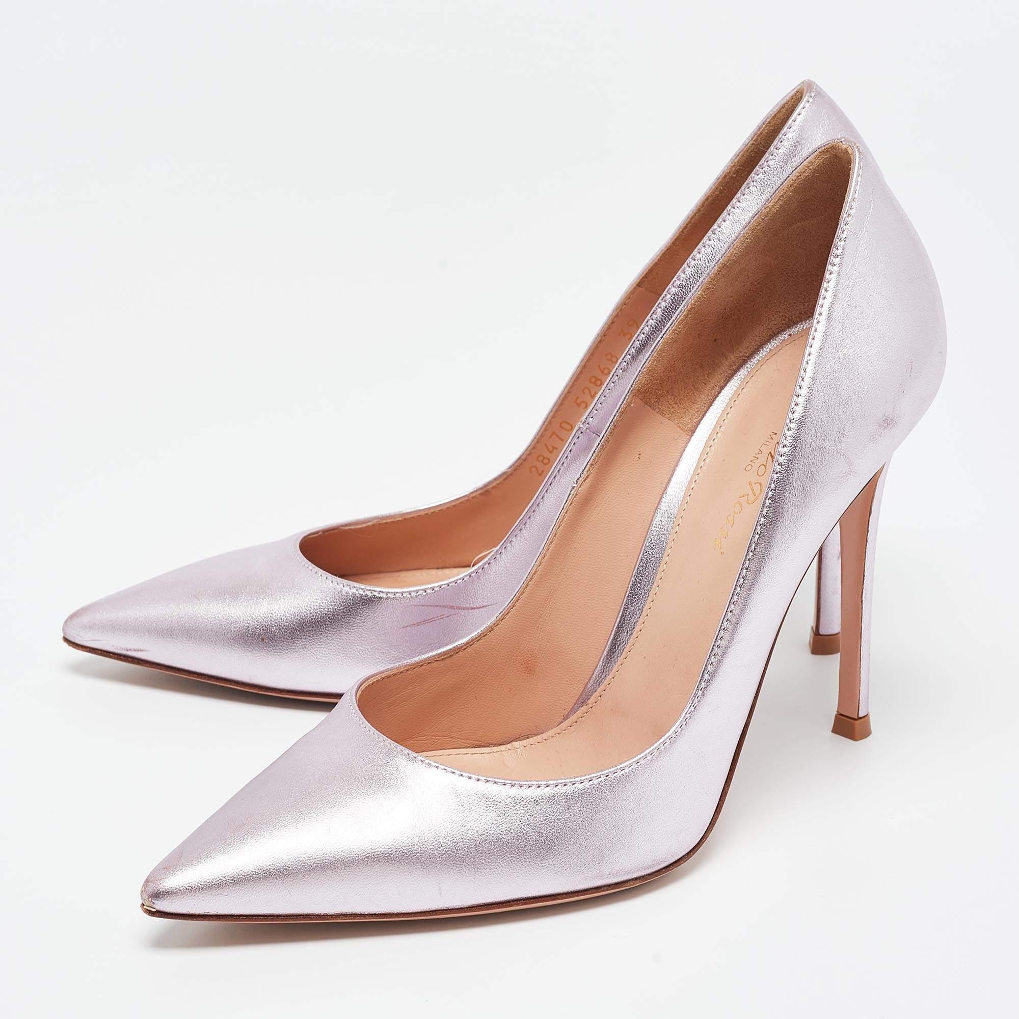 Geschwungene Bögen, eine feminine Ausstrahlung und eine gut gebaute Struktur zeichnen diese Designer-Pumps aus. Mit bequemen Innensohlen und schlanken Absätzen passen sie zu Ihren Lieblingsoutfits.
