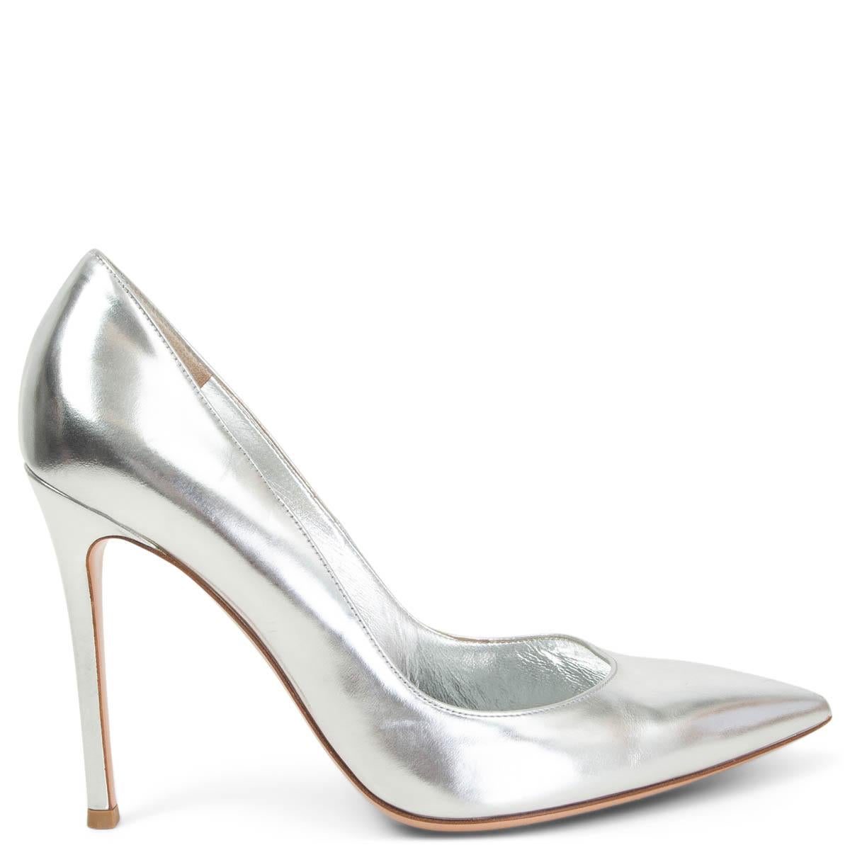 100% authentic Gianvito Rossi Gianvito 105 pointed-toe pumps in metallic silver-tone leather. Have been worn with a few scratches and marks on the left heel and on the side. Overall in good condition. 

Measurements
Imprinted Size	38
Shoe