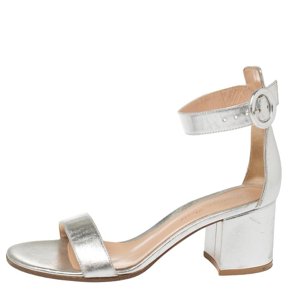 Gianvito Rossi's Portofino sandals have been crafted in Italy from leather. This versatile pair has dual slim straps that elegantly frame your ankle and toes and a chic round buckle. Wear it with dresses, pantsuits, or denims!

