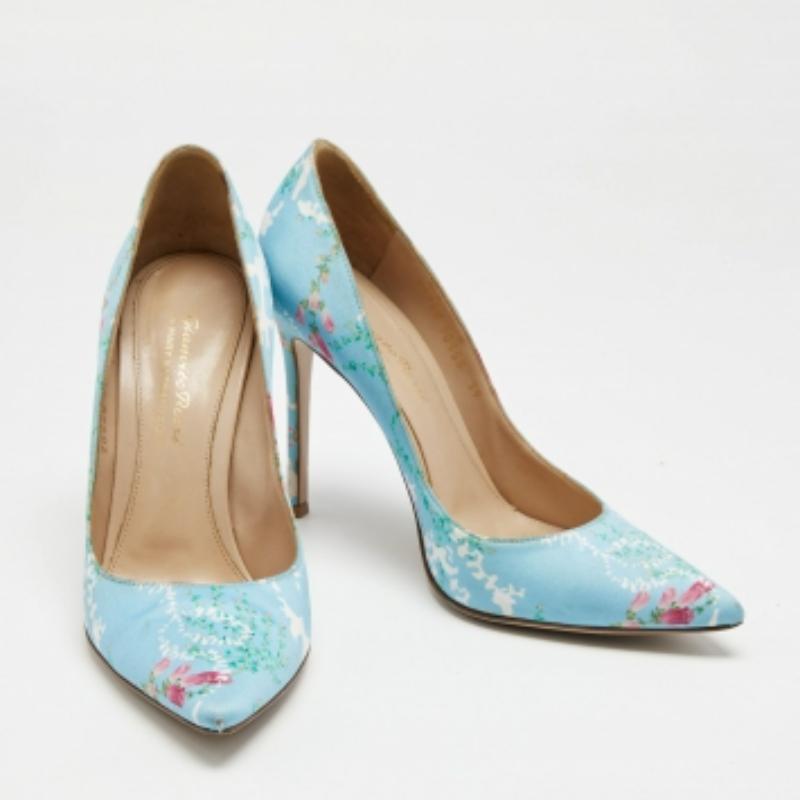 Diese Lisa Ponker Pumps von Gianvito Rossi zeigen eine atemberaubende Silhouette, die mit Exzellenz veredelt wurde, und verströmen nichts anderes als Stil und Brillanz! Sie sind aus mehrfarbigem Stoff mit Blumendruck gestaltet. Diese Pumps haben