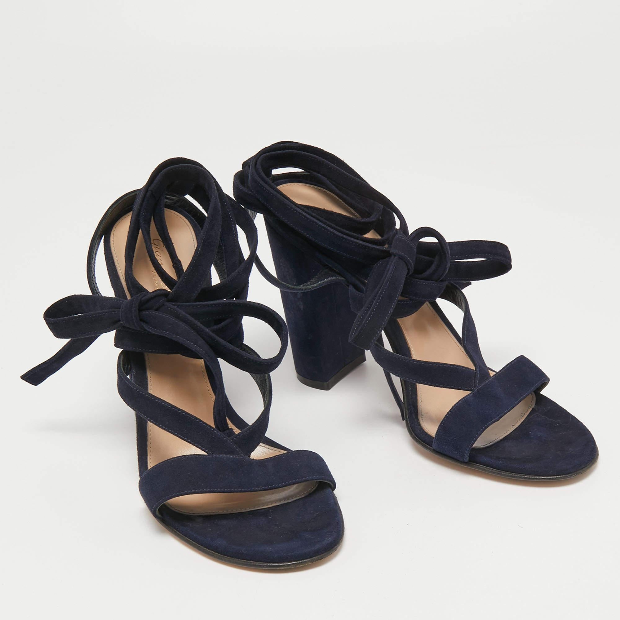 Gianvito Rossi Sandali alla caviglia in pelle scamosciata blu navy misura 40 In condizioni buone in vendita a Dubai, Al Qouz 2