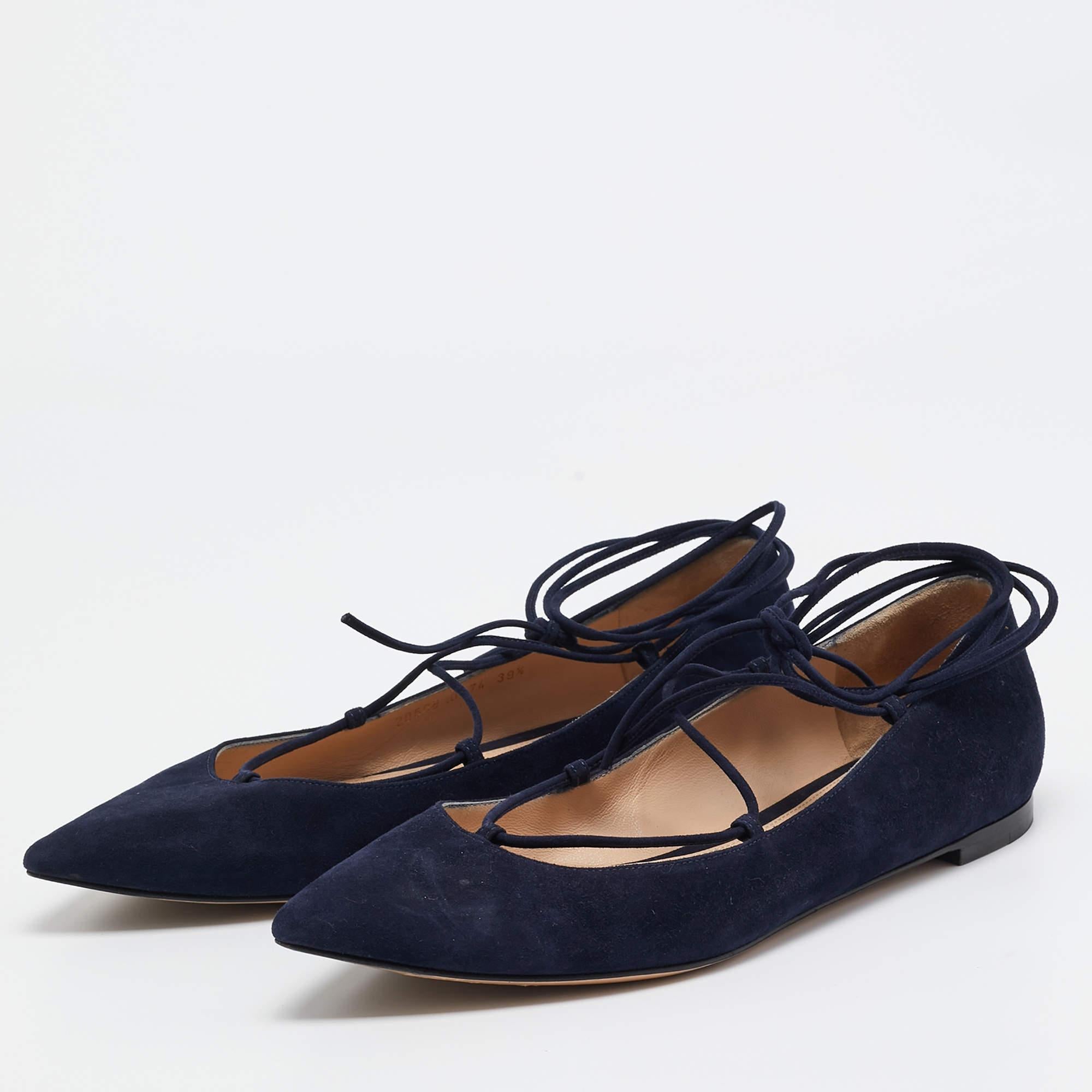 Defined by comfort and effortless style no wardrobe is ever complete without a pair of chic ballet flats. This pair is lovely to look at and is equipped with elements like a comfortable insole and a durable sole.