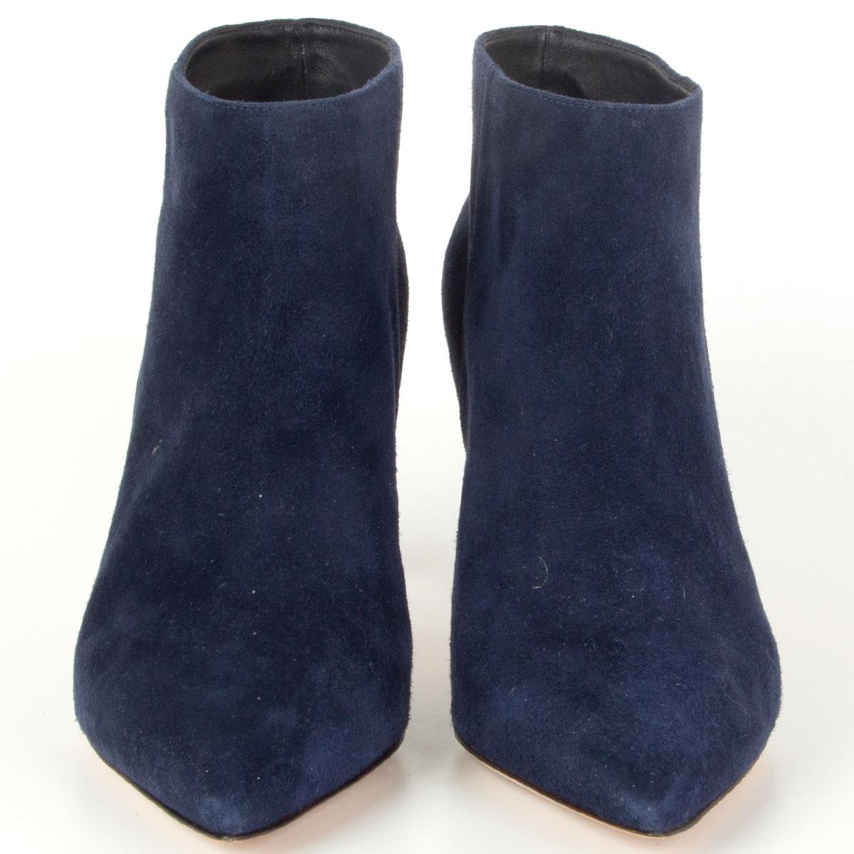 100% authentische Gianvito Rossi 'Stilo' spitz zulaufende Stiefeletten aus navyblauem Wildleder. Sie wurden einmal getragen und sind in ausgezeichnetem Zustand. 

Aufgedruckt Größe 36
Schuhgröße 36
Innensohle 23cm (9in)
Breite 7cm (2.7in)
Absatz 8,5