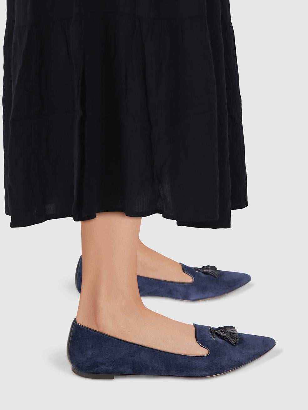 CONDITION is Very good. Minimal wear to loafers is evident. Minimal wear to both shoes with minor wear to the suede exterior on this used Gianvito Rossi designer resale item. Comes with original dust bag.
 

 

 

 Details
 

 

 Navy
 

 Suede
 

