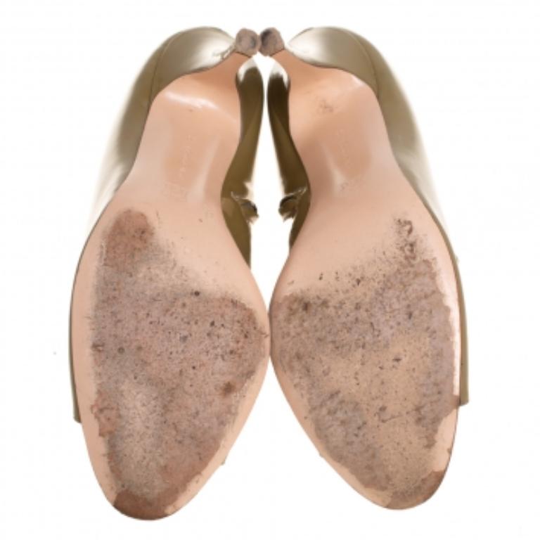 You are sure to stun onlookers with these booties from Gianvitto Rossi as they're absolutely gorgeous! Meticulously crafted from patent leather, they carry an olive green shade along with open toes, side zips, and 9.5 cm heels. Hurry and make them
