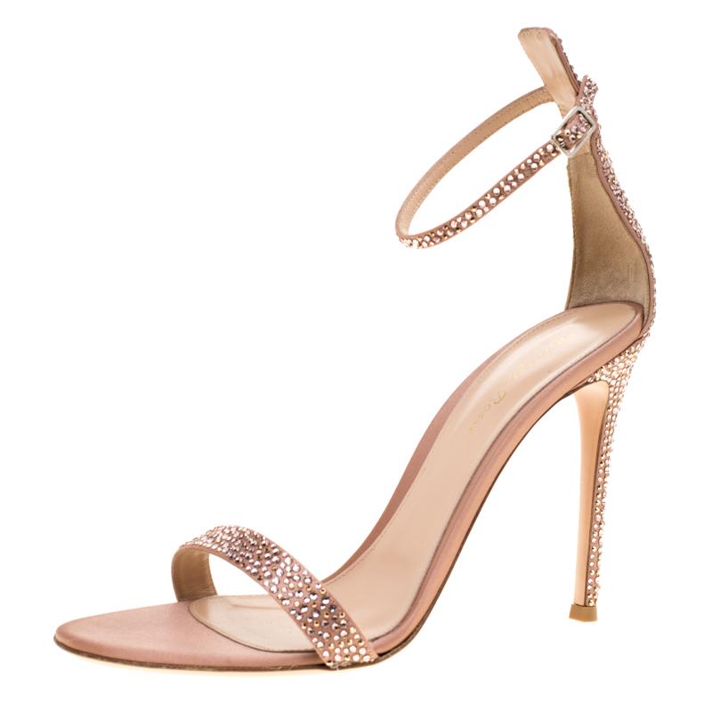 Pure elegance, these Portofino sandals from Gianvitto Rossi are all you need to make an impression! These pale pink sandals have been crafted from satin in an open toe silhouette. They are embellished with crystals on the vamps straps, buckled ankle