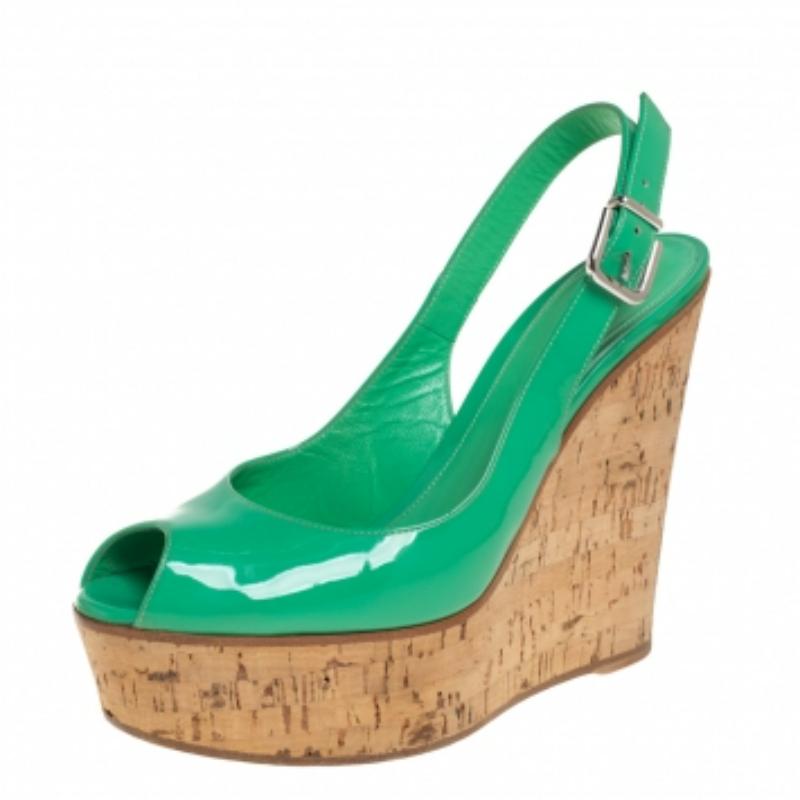 Designed by Gianvito Rossi, this pair of green sandals is a splendid mix of comfort and style. Beautifully made from patent leather, the slingback sandals feature peep toes and 12.5 cm cork wedge heels. They'll add charm to anything you wear.