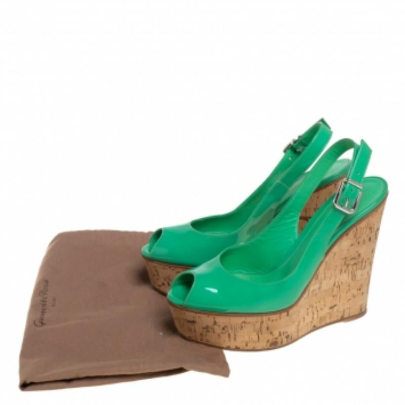 Gianvito Rossi Patent Leather Cork Wedge Platform Slingback Sandals Size 37 In Good Condition For Sale In Dubai, Al Qouz 2