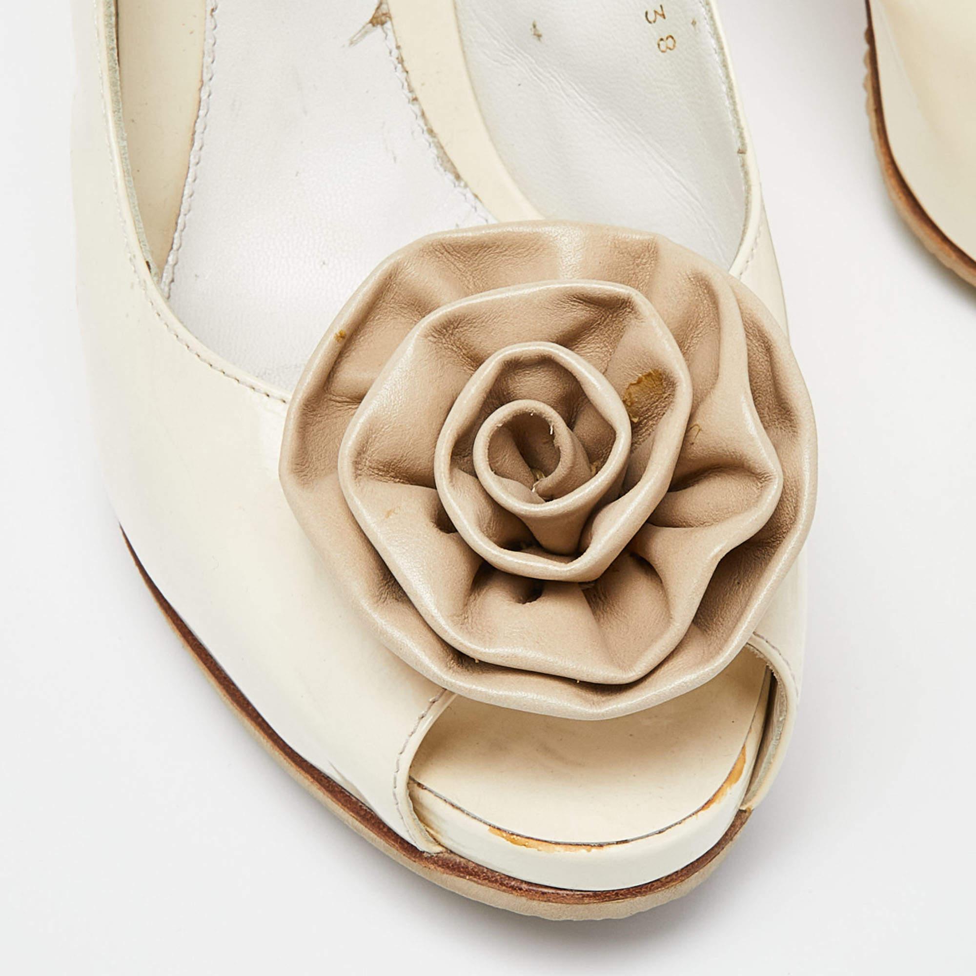 Gianvito Rossi Patent Leather Flower Applique Peep Toe Slingback Pumps Size 38 For Sale 2