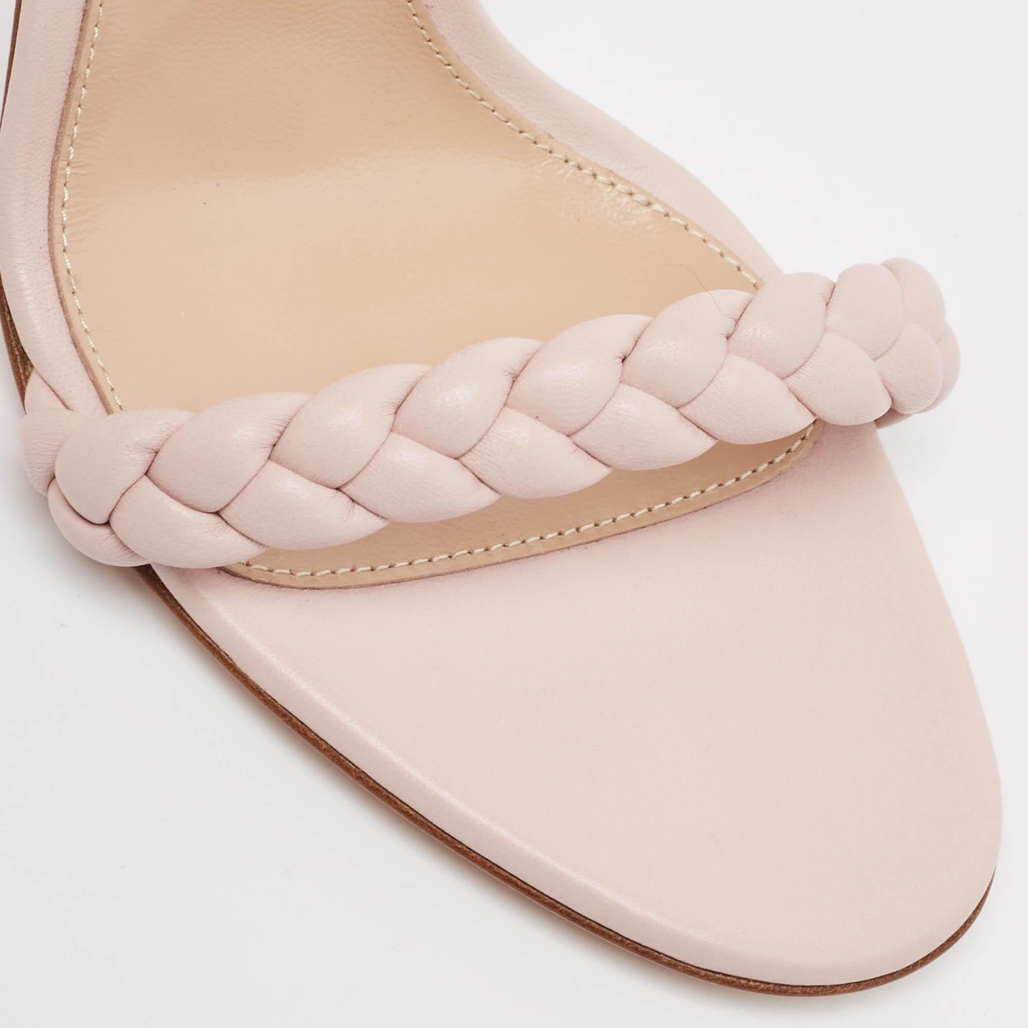 Prova un fascino senza sforzo con i sandali Leomi di Gianvito Rossi. Realizzati con un'attenzione meticolosa ai dettagli, questi sandali sono caratterizzati da una morbida pelle rosa intessuta per creare un design delicato ma robusto. Perfetti per