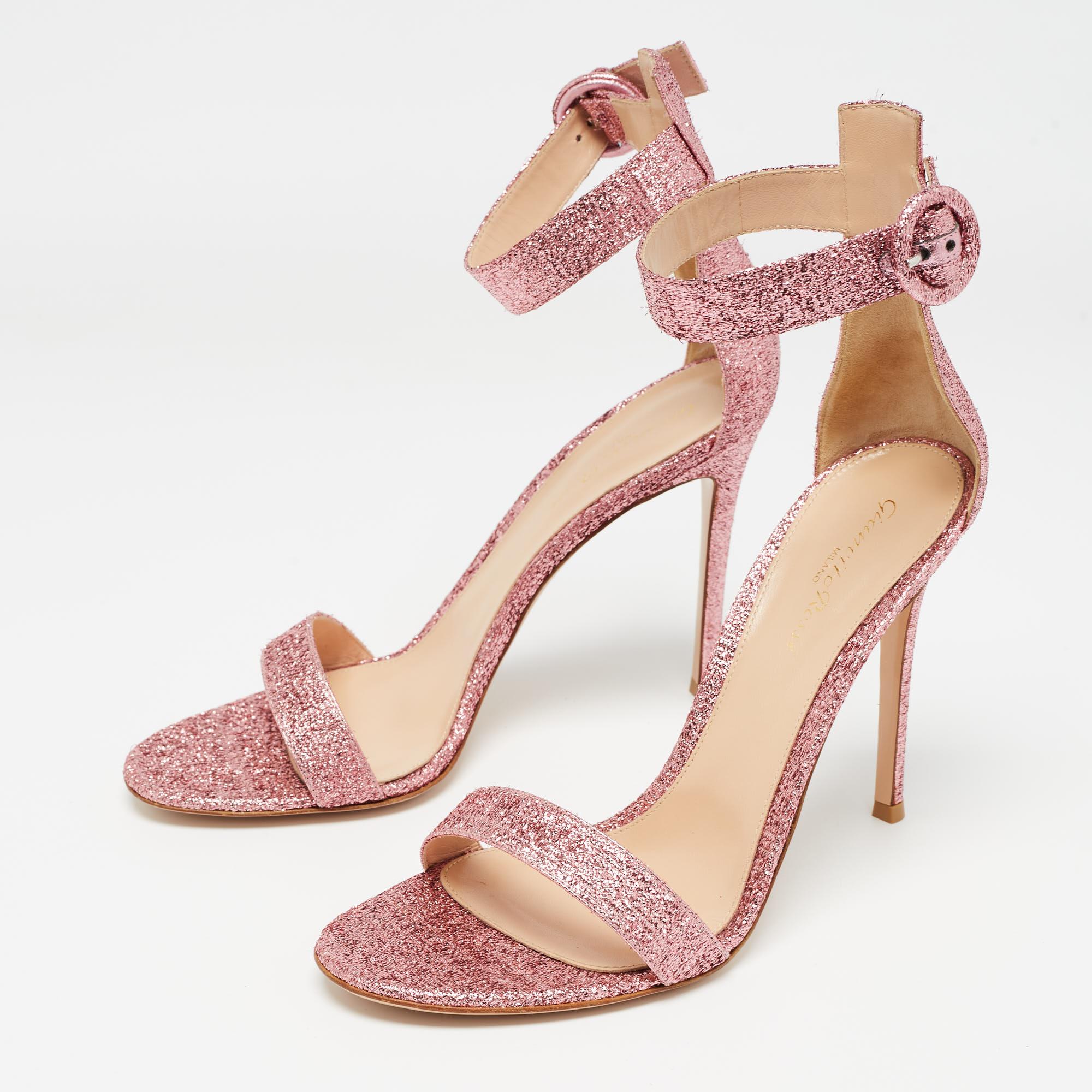 Adorn your feet with the radiant allure of Gianvito Rossi's sandals. Crafted with finesse, the shimmering pink foil leather glimmers in the light, exuding a captivating charm. The iconic Portofino silhouette offers timeless elegance, while the sleek